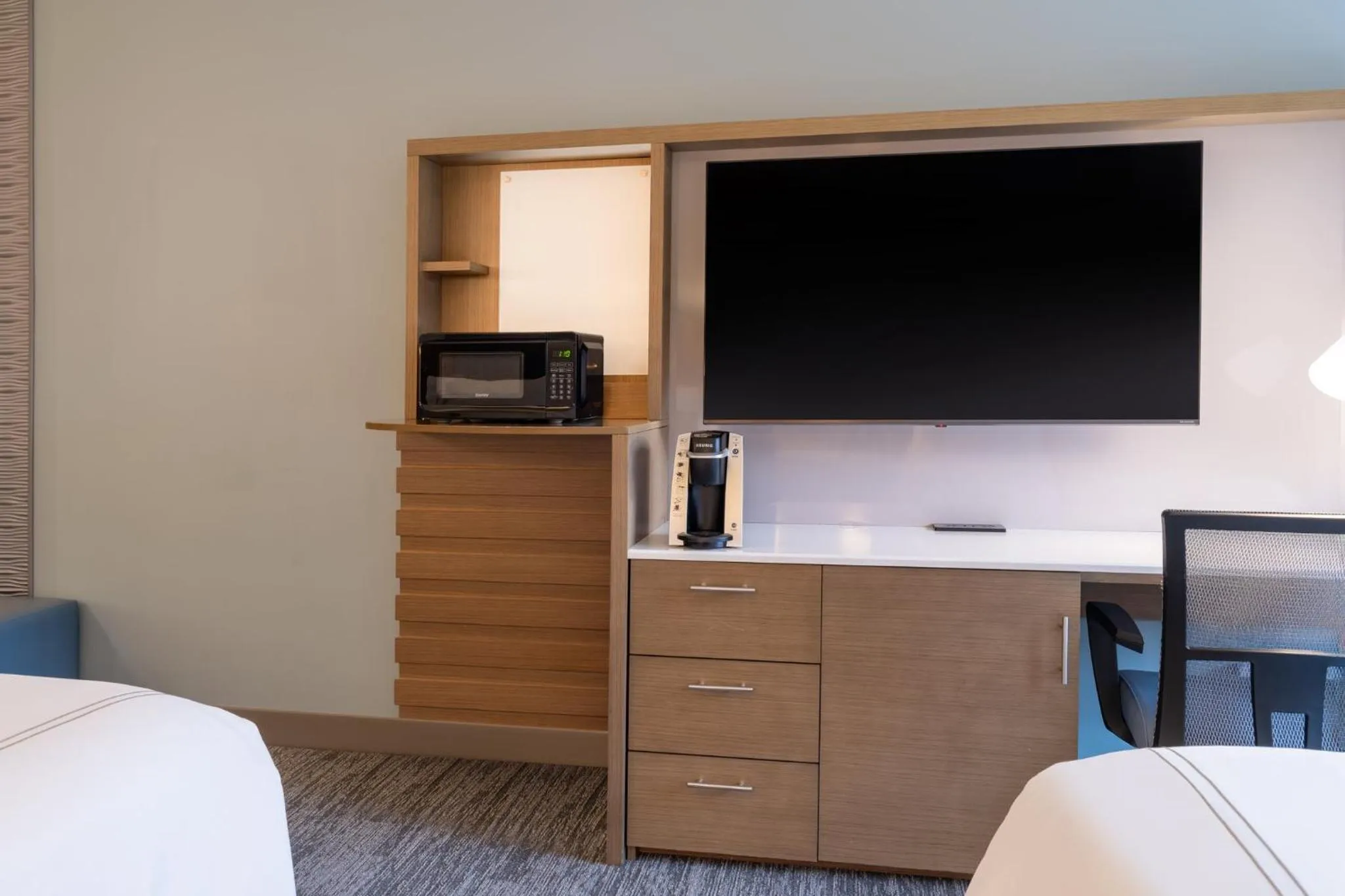 Photo of the whole room, Bed in EVEN Hotel Rochester - Mayo Clinic Area by IHG