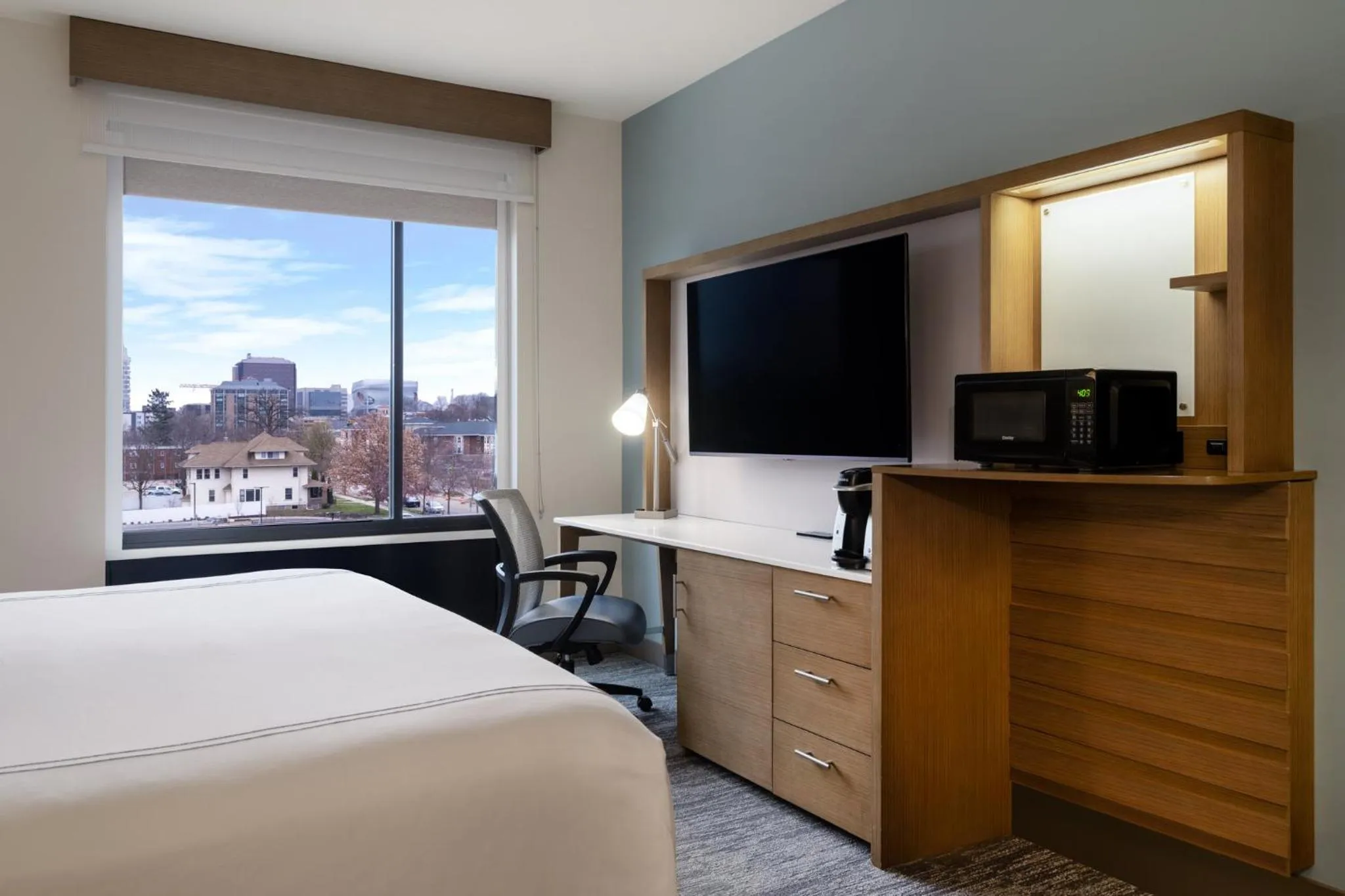 Photo of the whole room, Bed in EVEN Hotel Rochester - Mayo Clinic Area by IHG