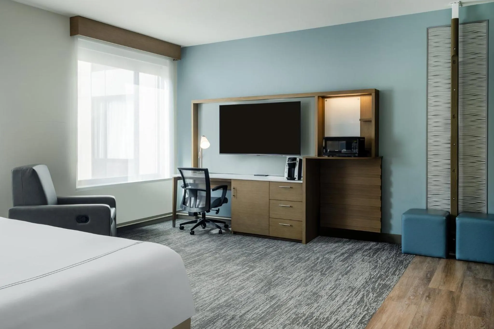 Photo of the whole room, Bed in EVEN Hotel Rochester - Mayo Clinic Area by IHG