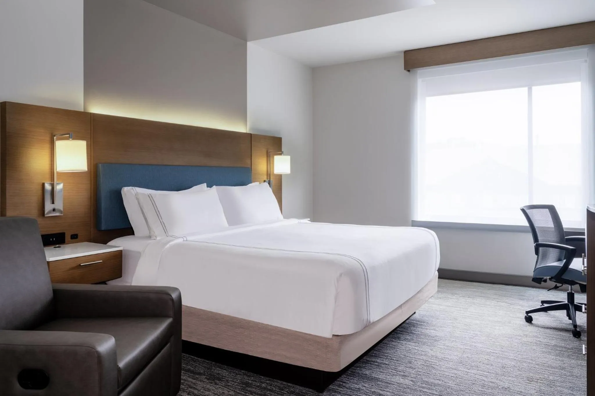 Photo of the whole room, Bed in EVEN Hotel Rochester - Mayo Clinic Area by IHG