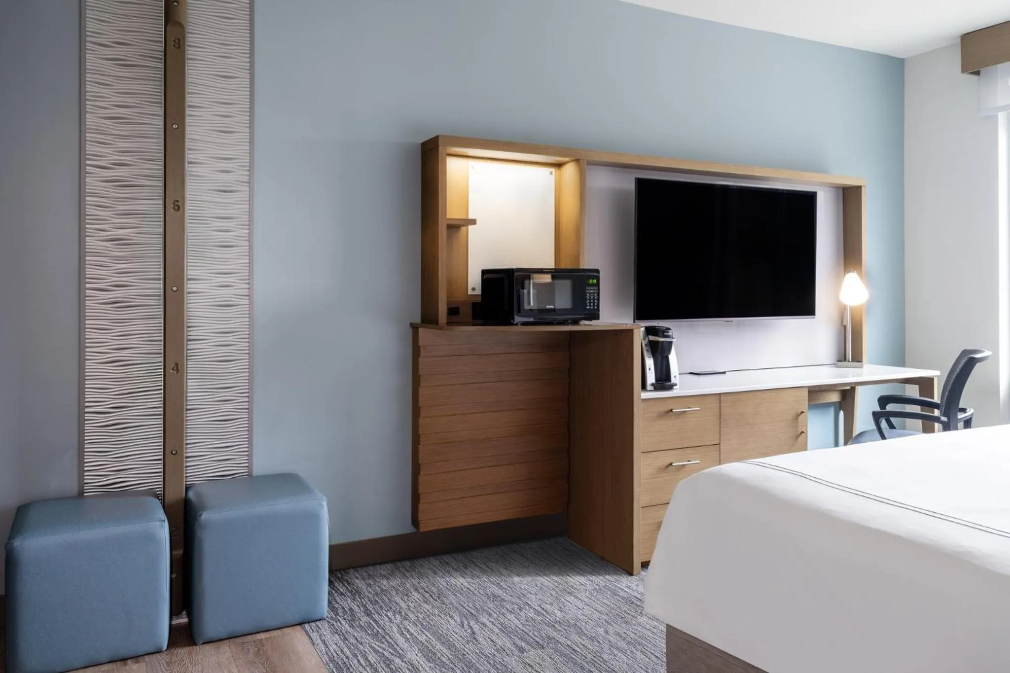 Photo of the whole room, Bed in EVEN Hotel Rochester - Mayo Clinic Area by IHG