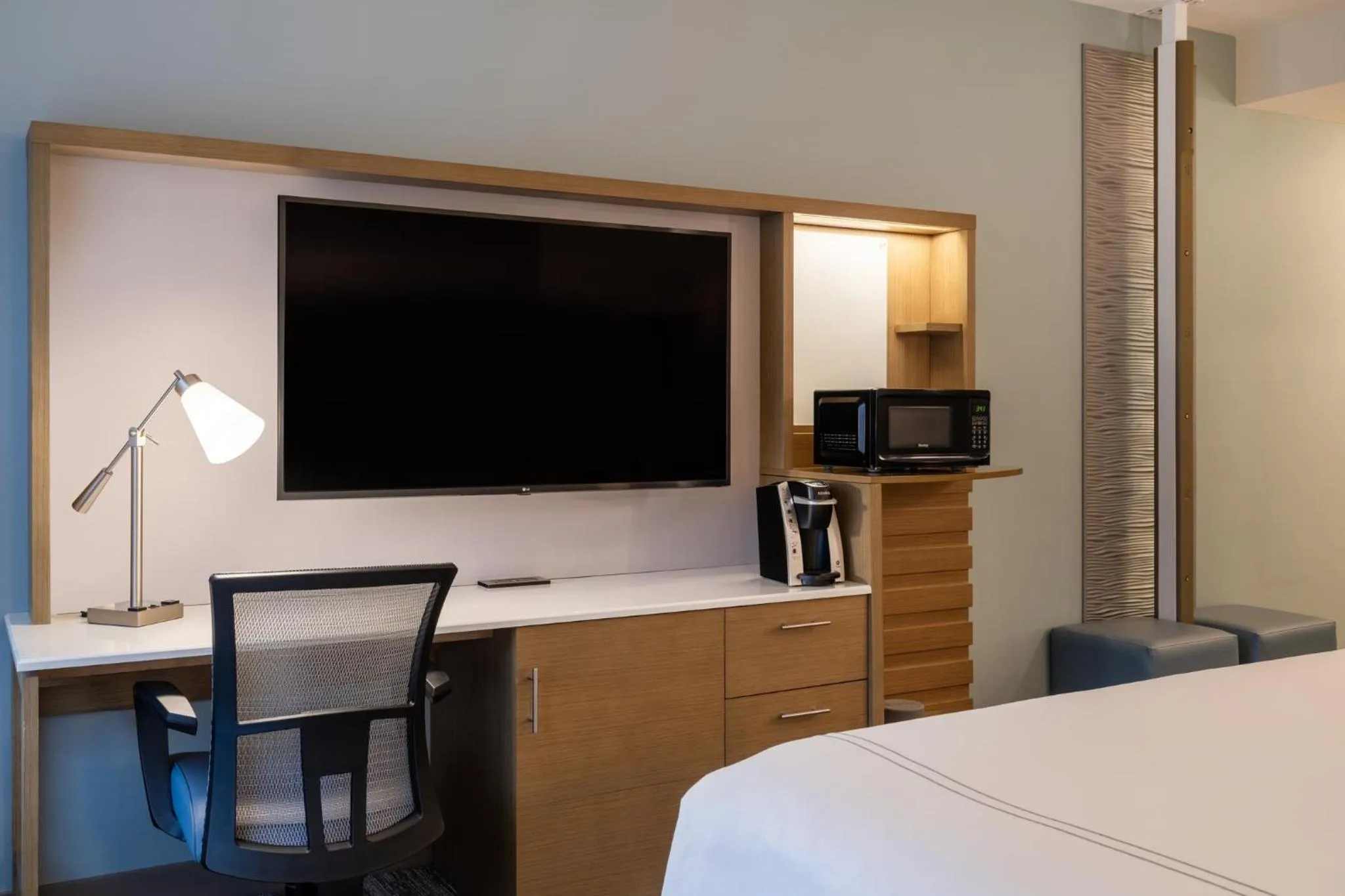 Photo of the whole room, Bed in EVEN Hotel Rochester - Mayo Clinic Area by IHG