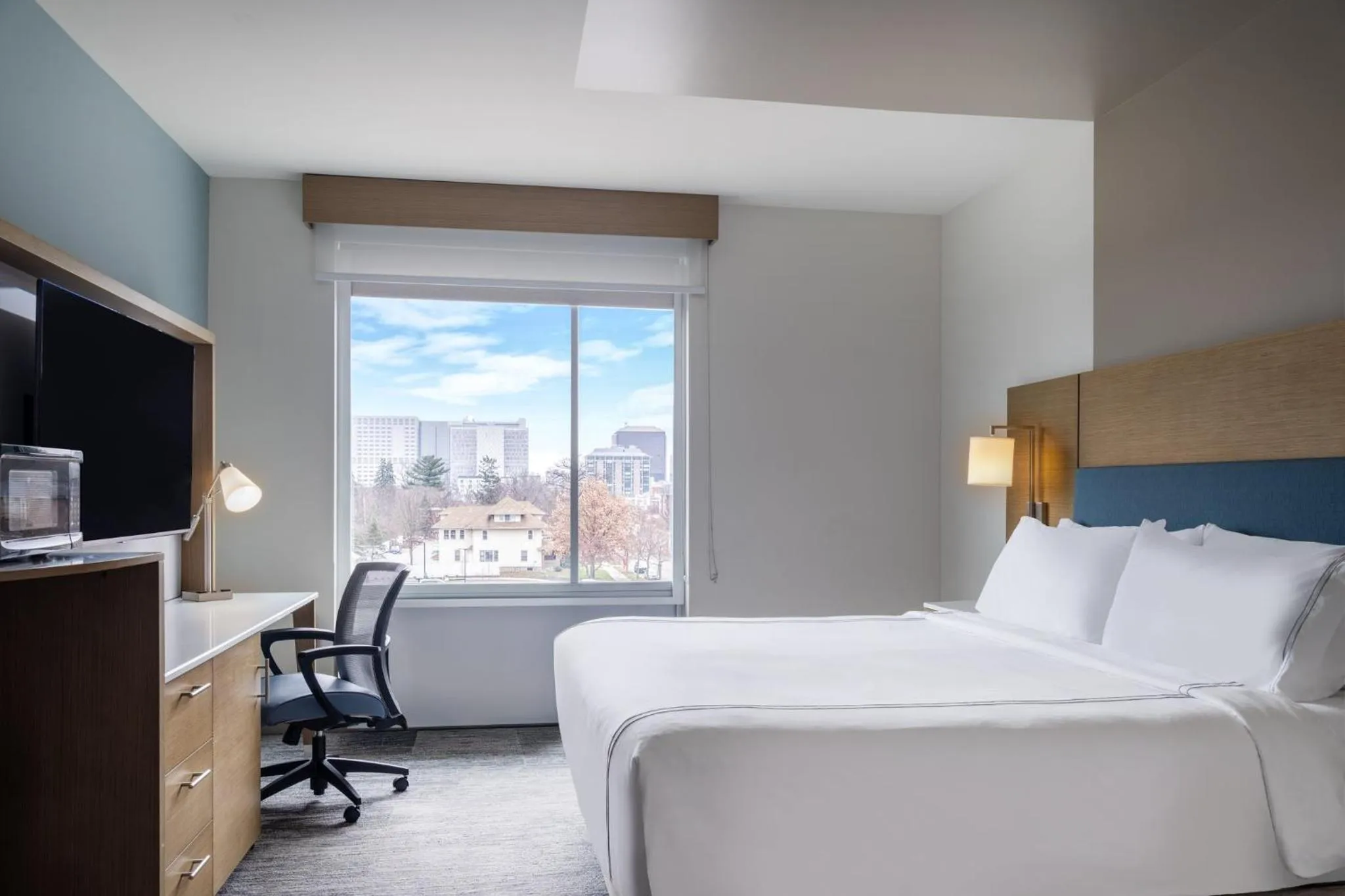 Photo of the whole room, Bed in EVEN Hotel Rochester - Mayo Clinic Area by IHG