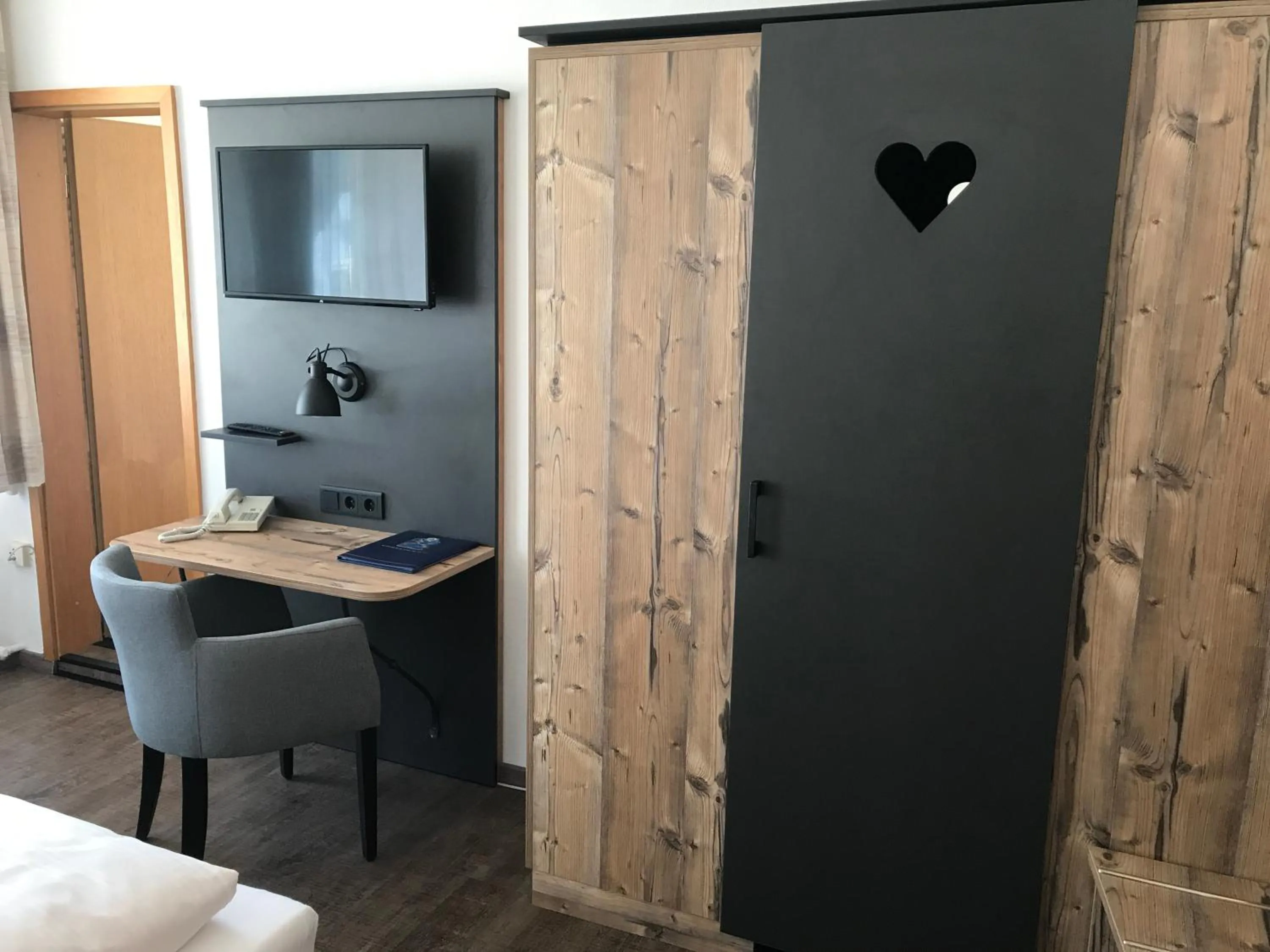 TV and multimedia, Bed in Gasthof zum Waldstein