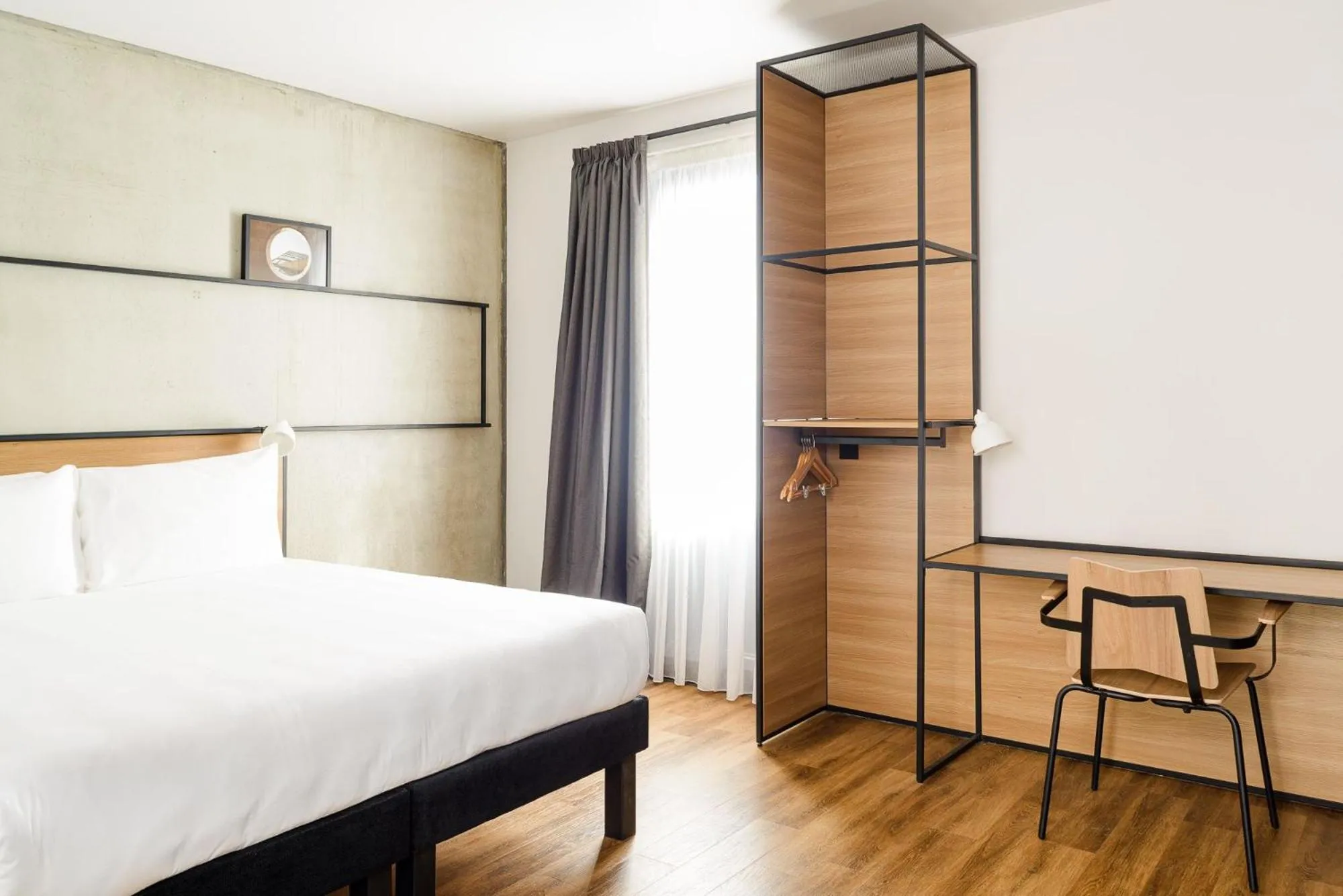 Photo of the whole room, Bed in ibis Bridgwater, M5 Jct23