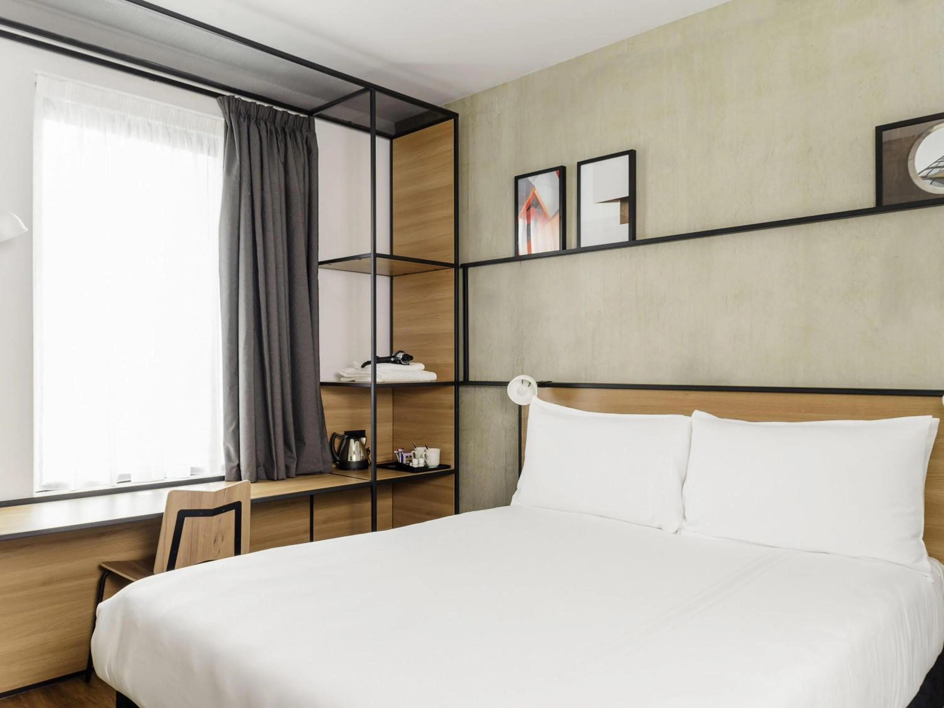 Bedroom, Bed in ibis Bridgwater, M5 Jct23