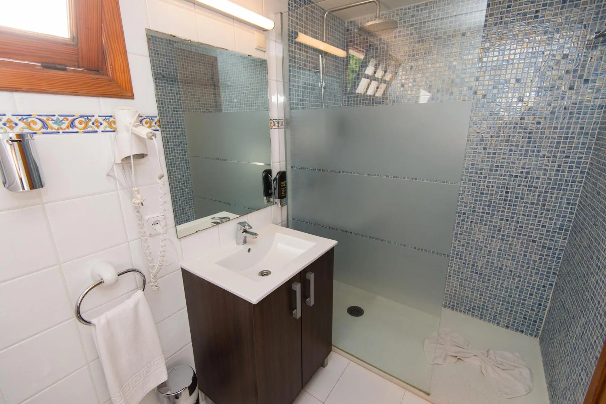 Shower in Apartamentos Quijote Park