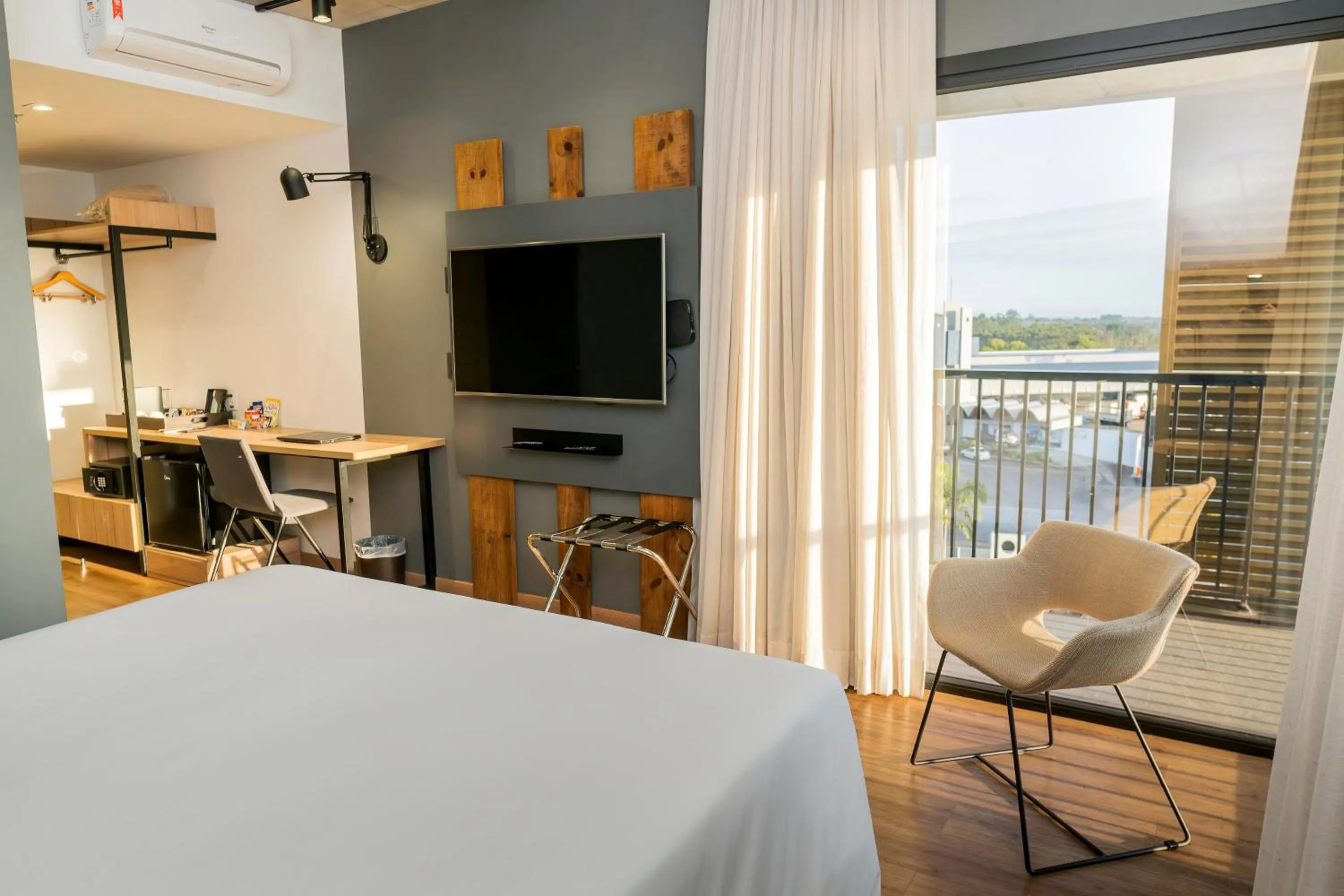 View (from property/room), Bed in Novotel Criciuma