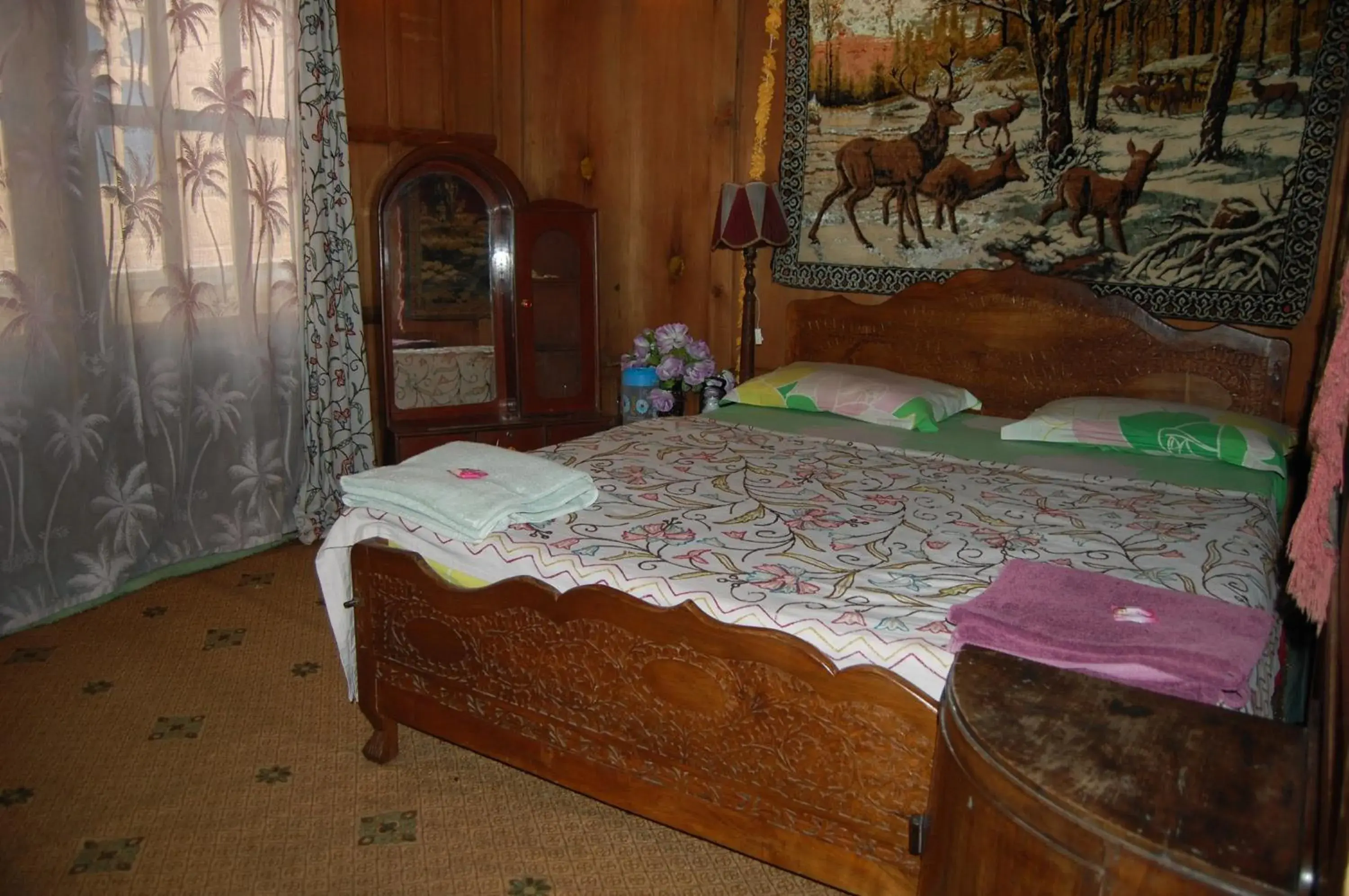 Economy Twin Room in Houseboat Zaindari Palace Economy Twin Room in Houseboat Zaindari Palace