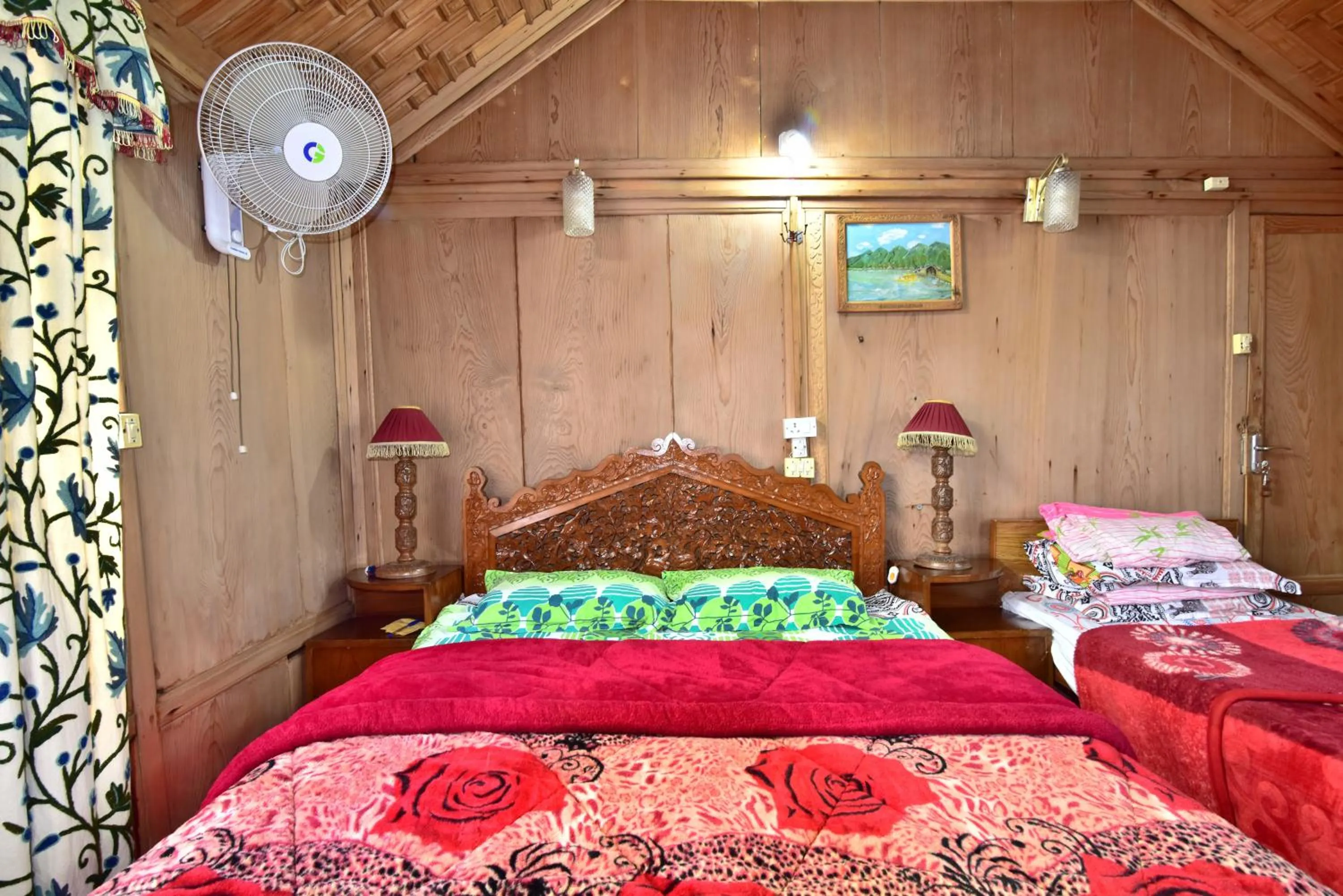Bed in Houseboat Zaindari Palace