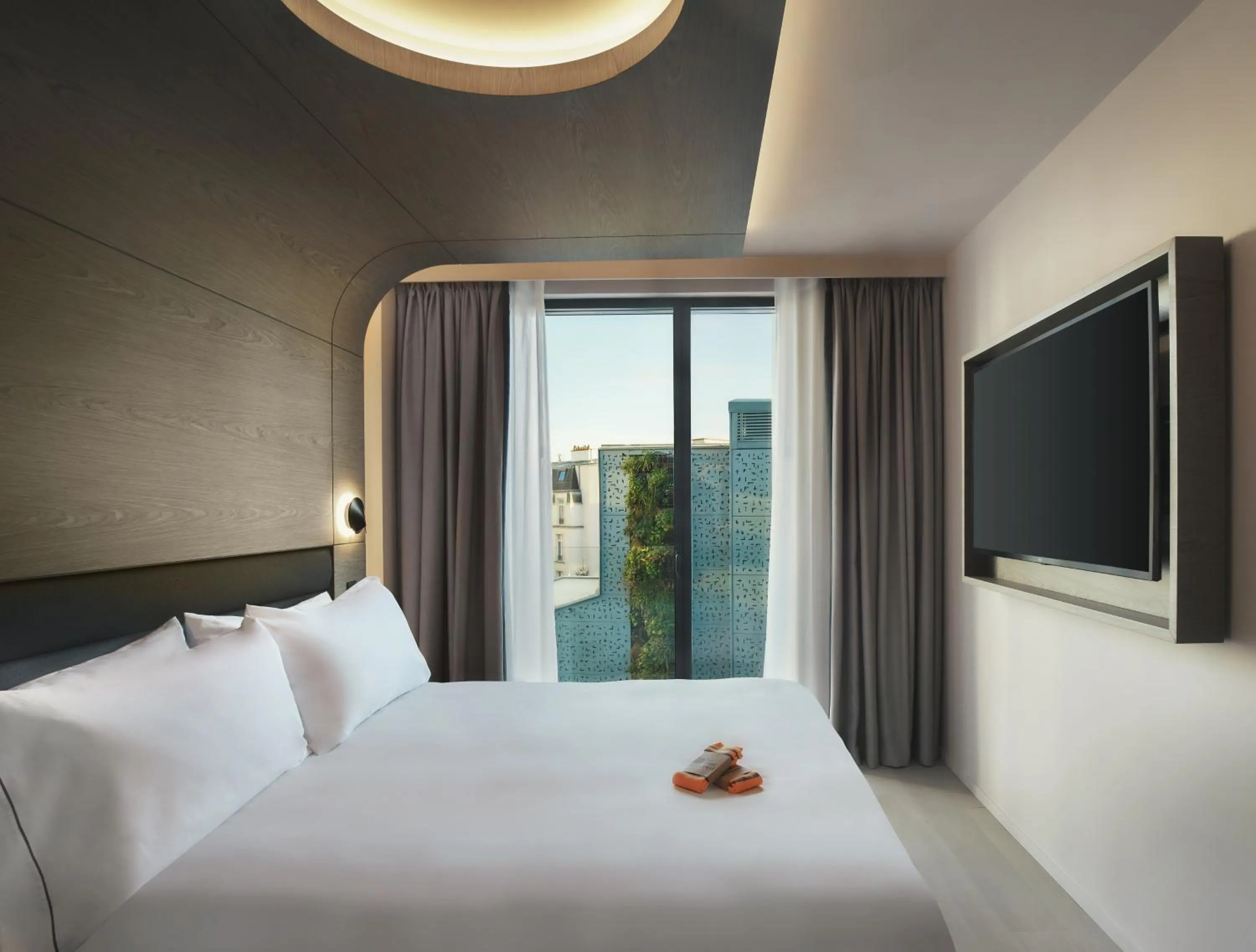 Bed in Canopy By Hilton Paris Eiffel Tower