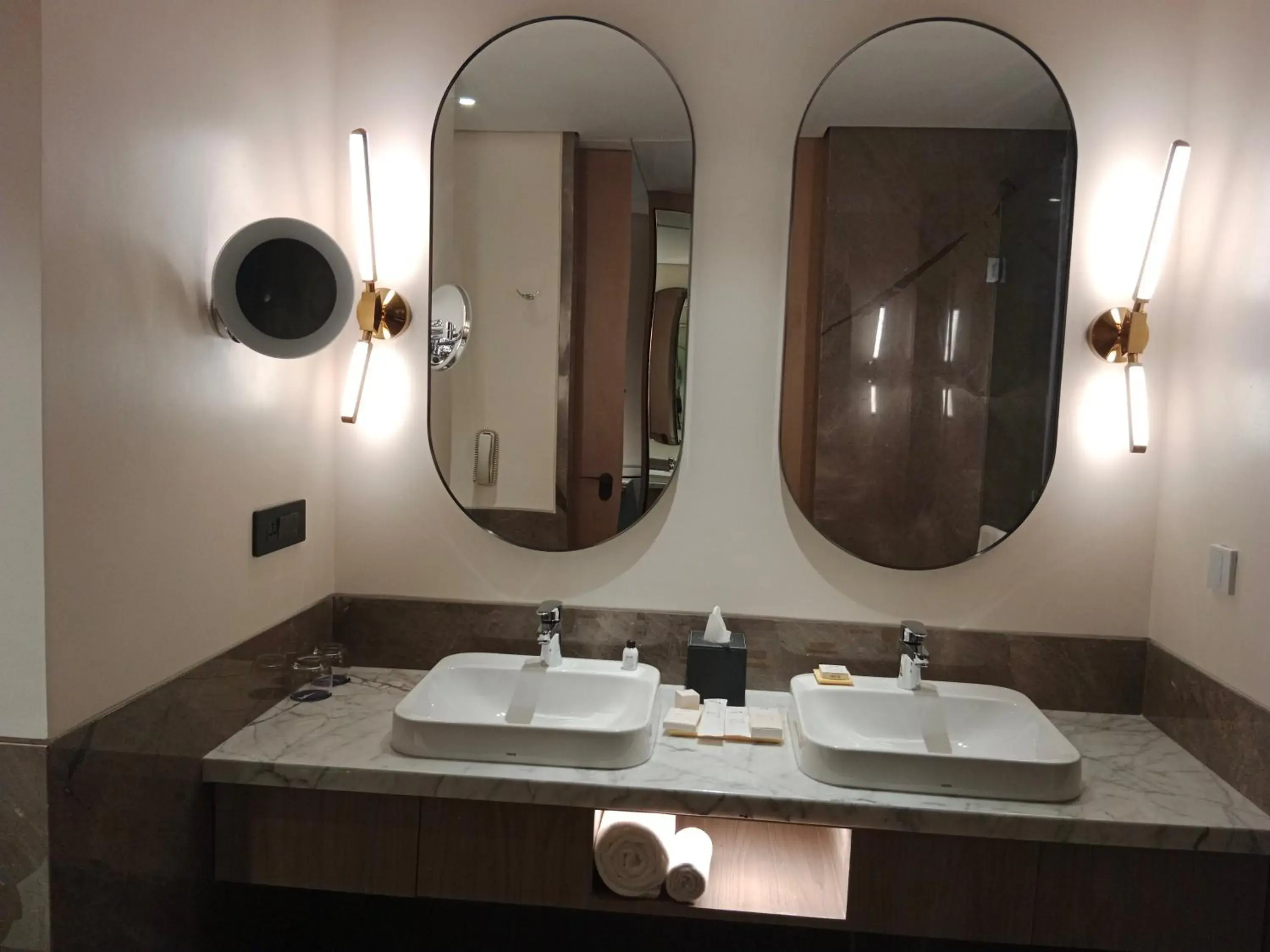 Deluxe Double or Twin Room in Radisson Blu Mumbai International Airport Deluxe Double or Twin Room in Radisson Blu Mumbai International Airport