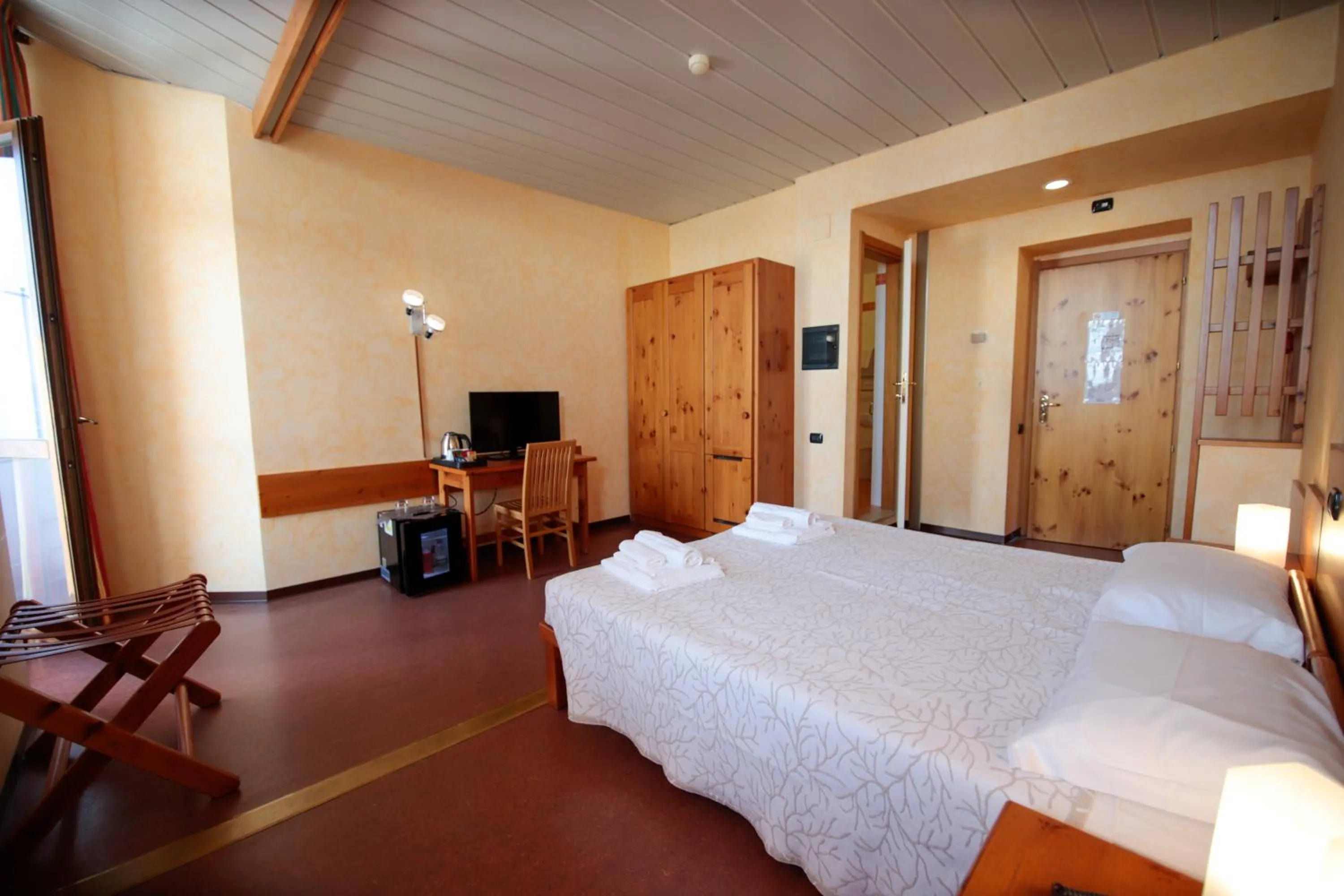 Bed in Pràcatinat Hotel & Restaurant