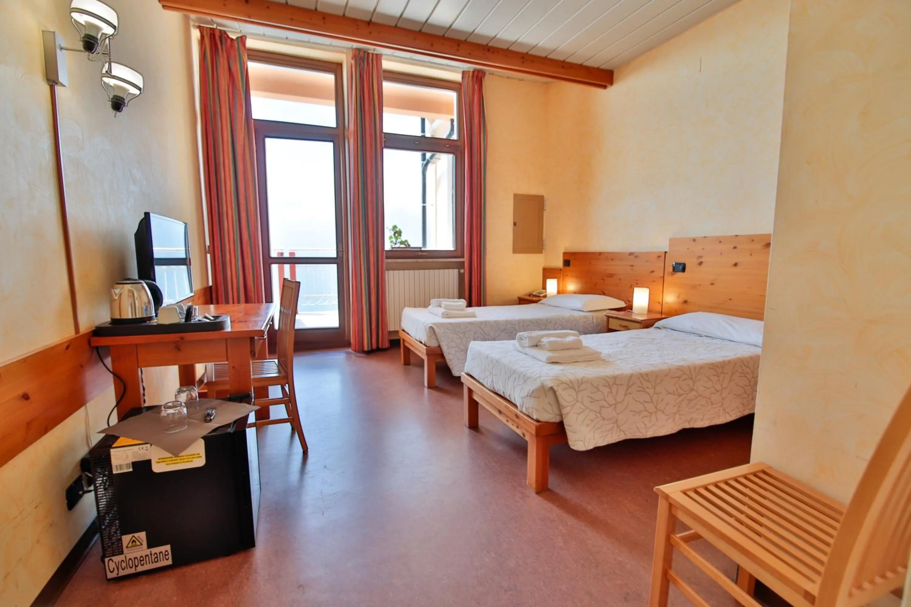 Bed in Pràcatinat Hotel & Restaurant