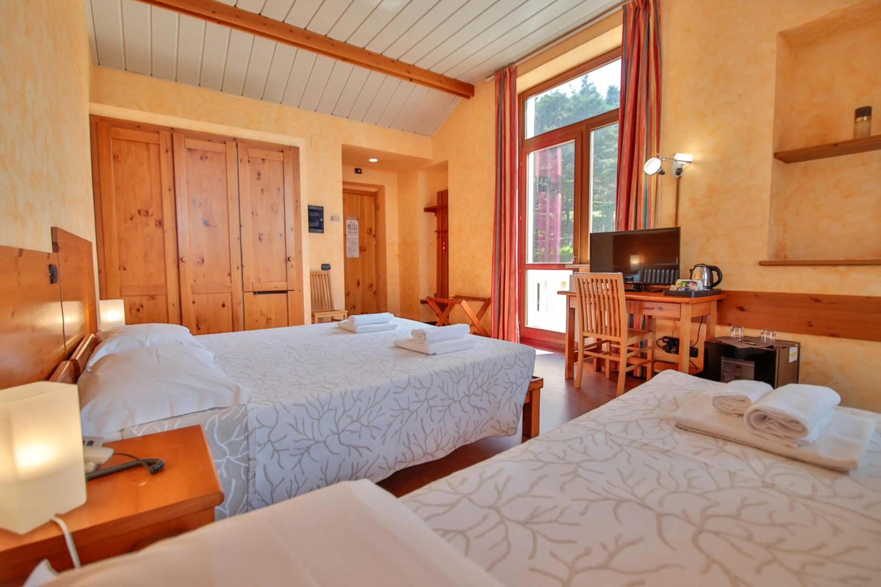 Bed in Pràcatinat Hotel & Restaurant