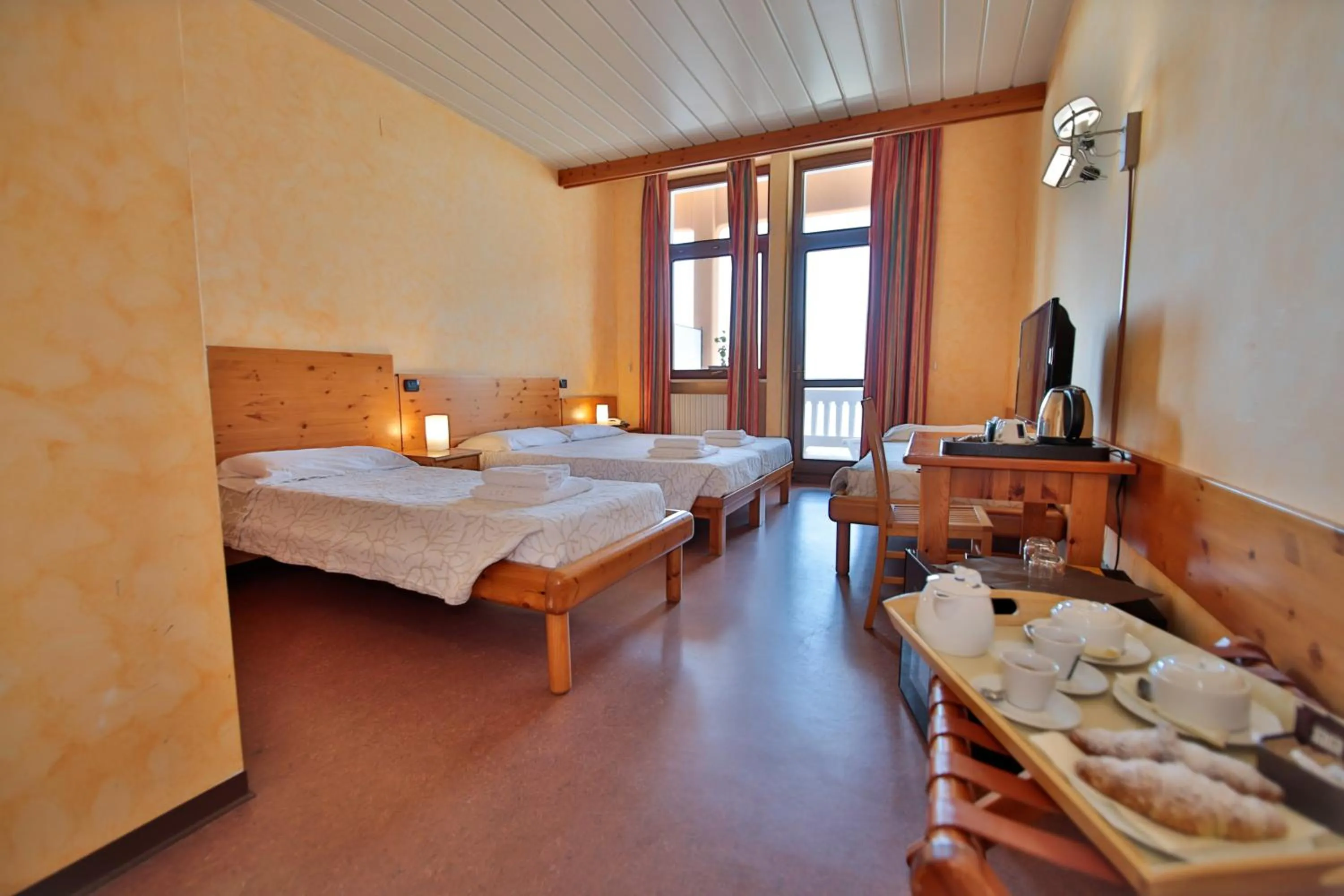 Bed in Pràcatinat Hotel & Restaurant