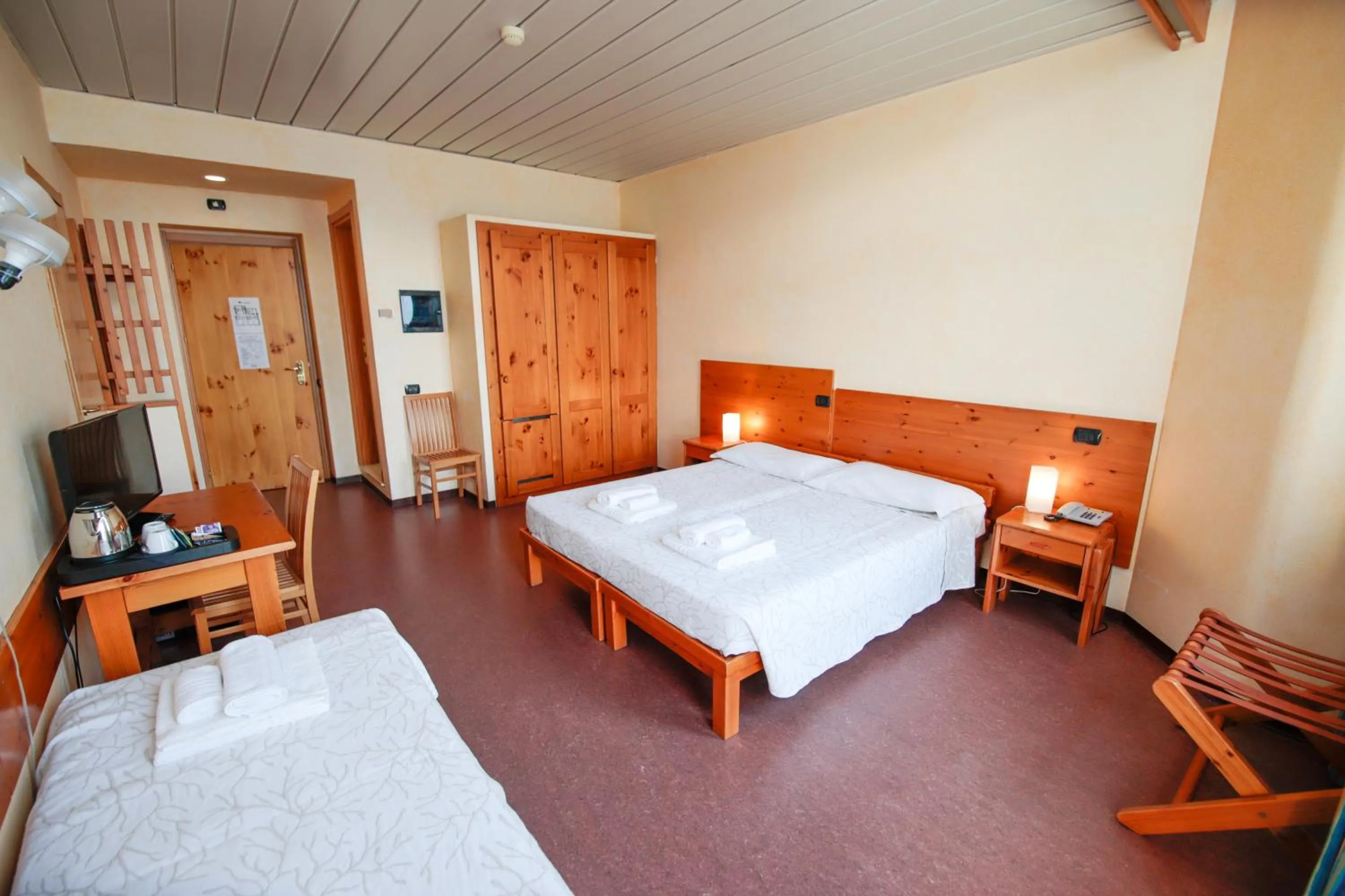 Bed in Pràcatinat Hotel & Restaurant