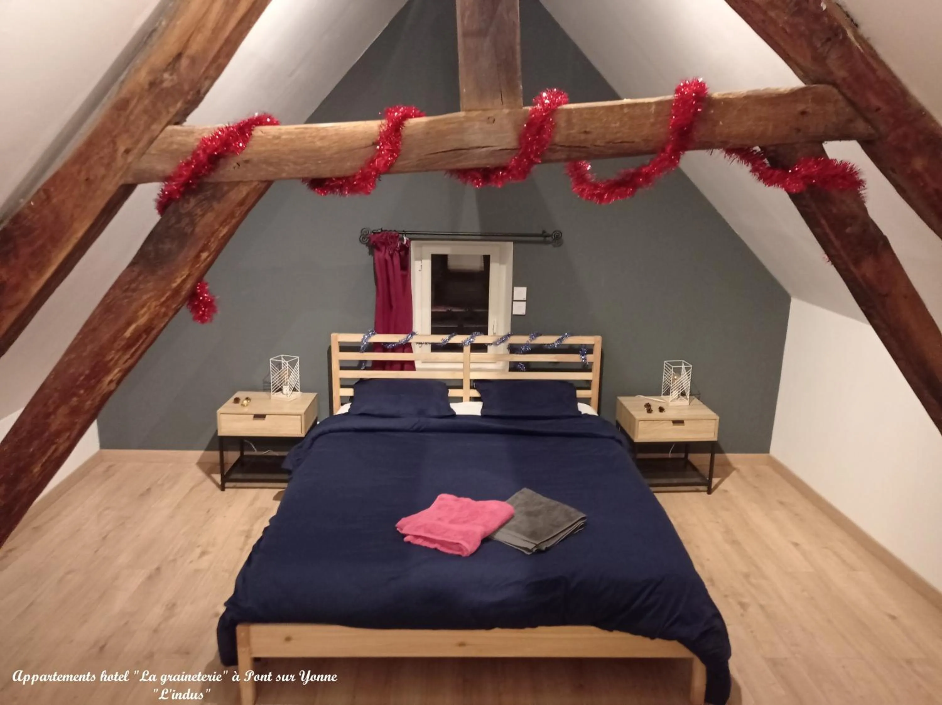 Photo of the whole room, Bed in La graineterie89