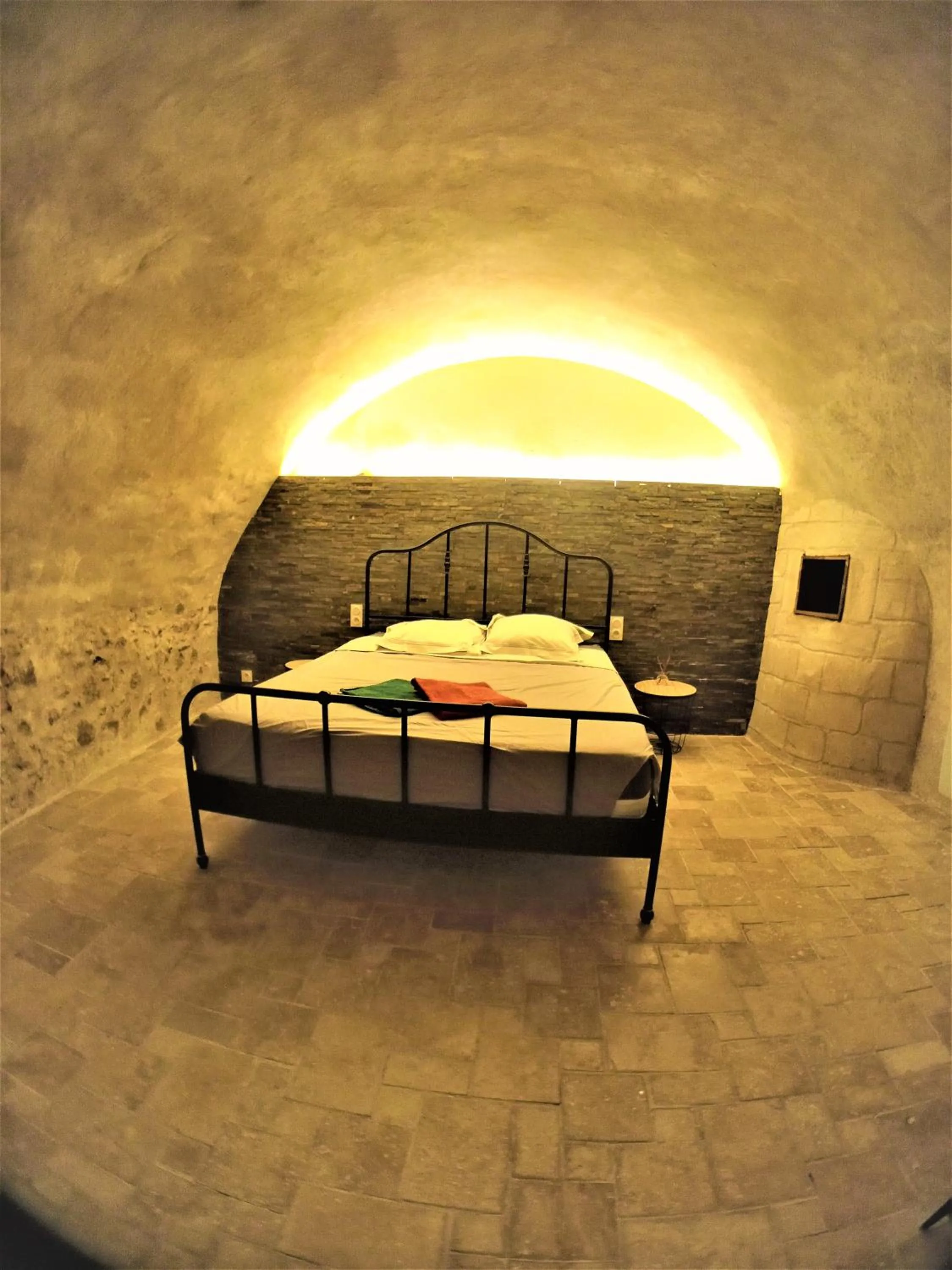 Photo of the whole room, Bed in La graineterie89