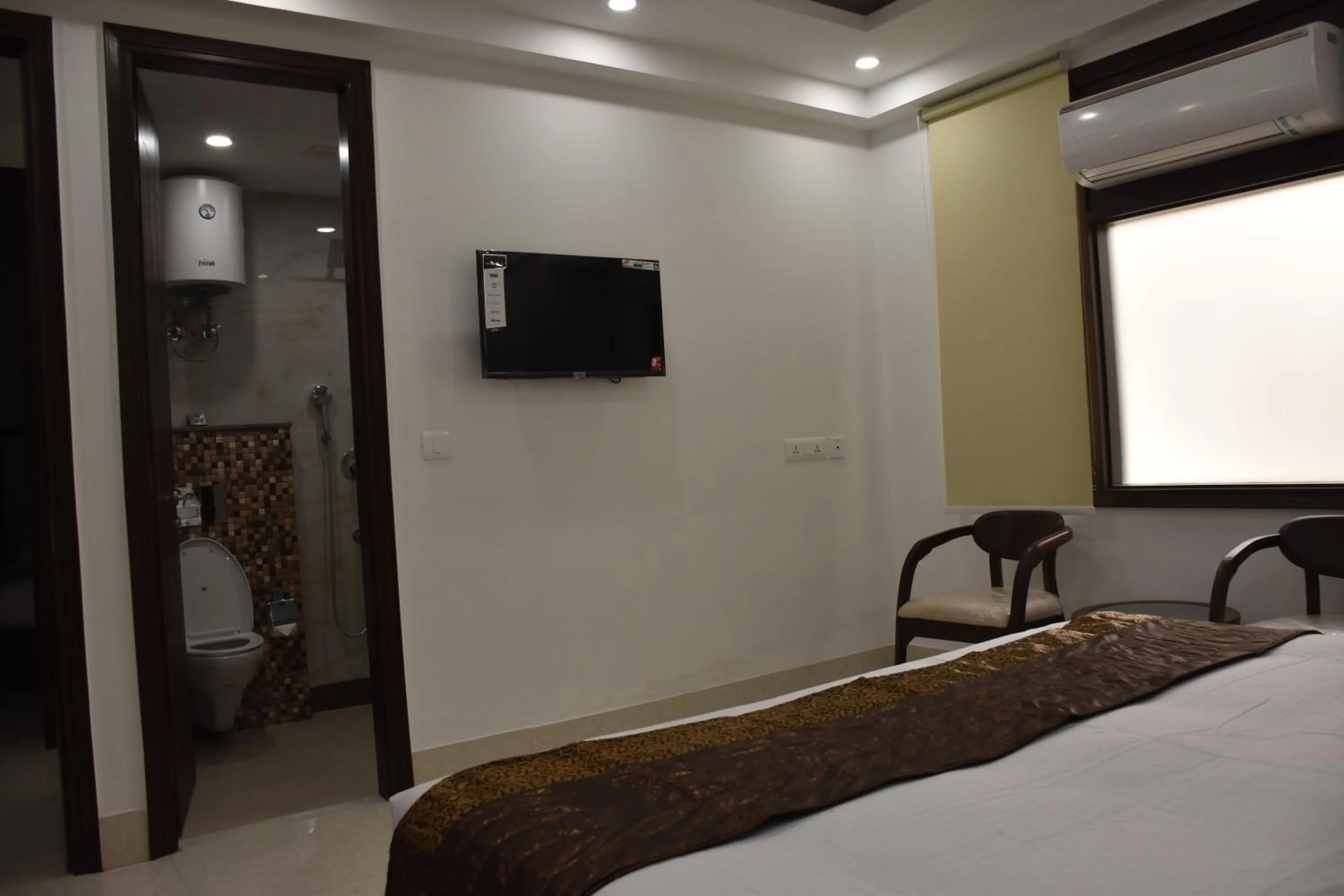 Bathroom, Bed in Lemon Green Residency - Hotel and Serviced Apartments