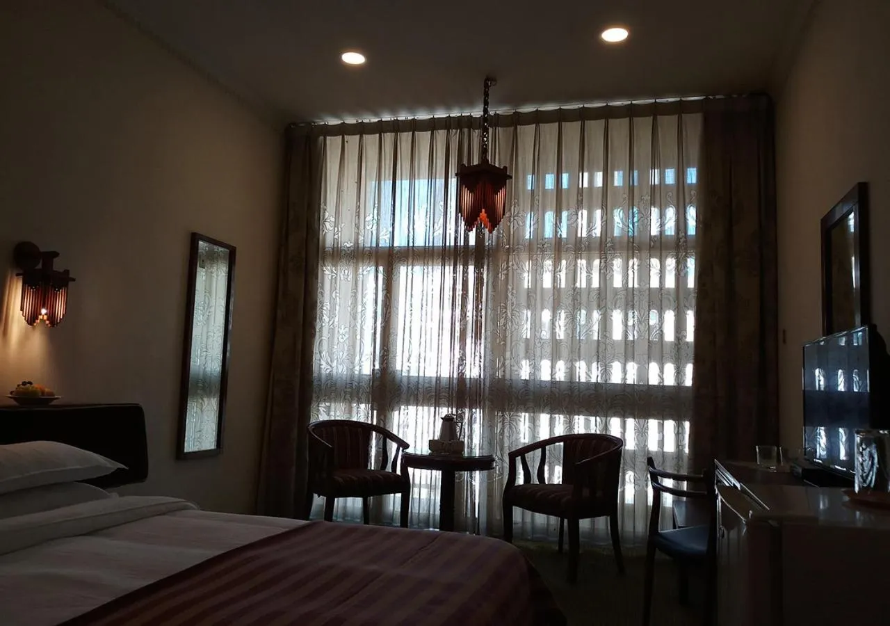 Balcony/Terrace, Bed in Oriental Palace Hotel