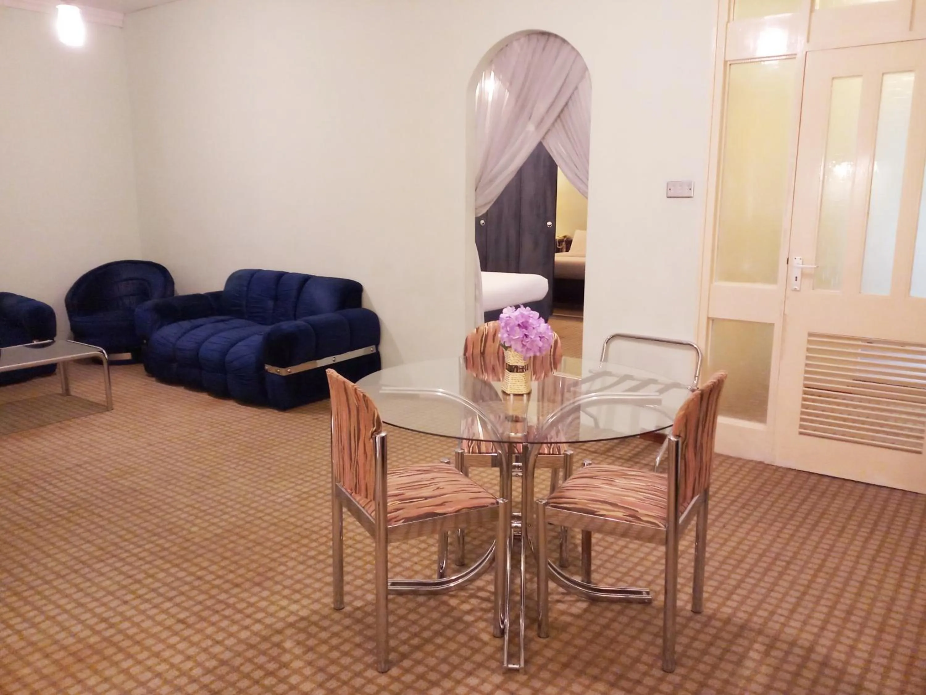 Living room in Oriental Palace Hotel