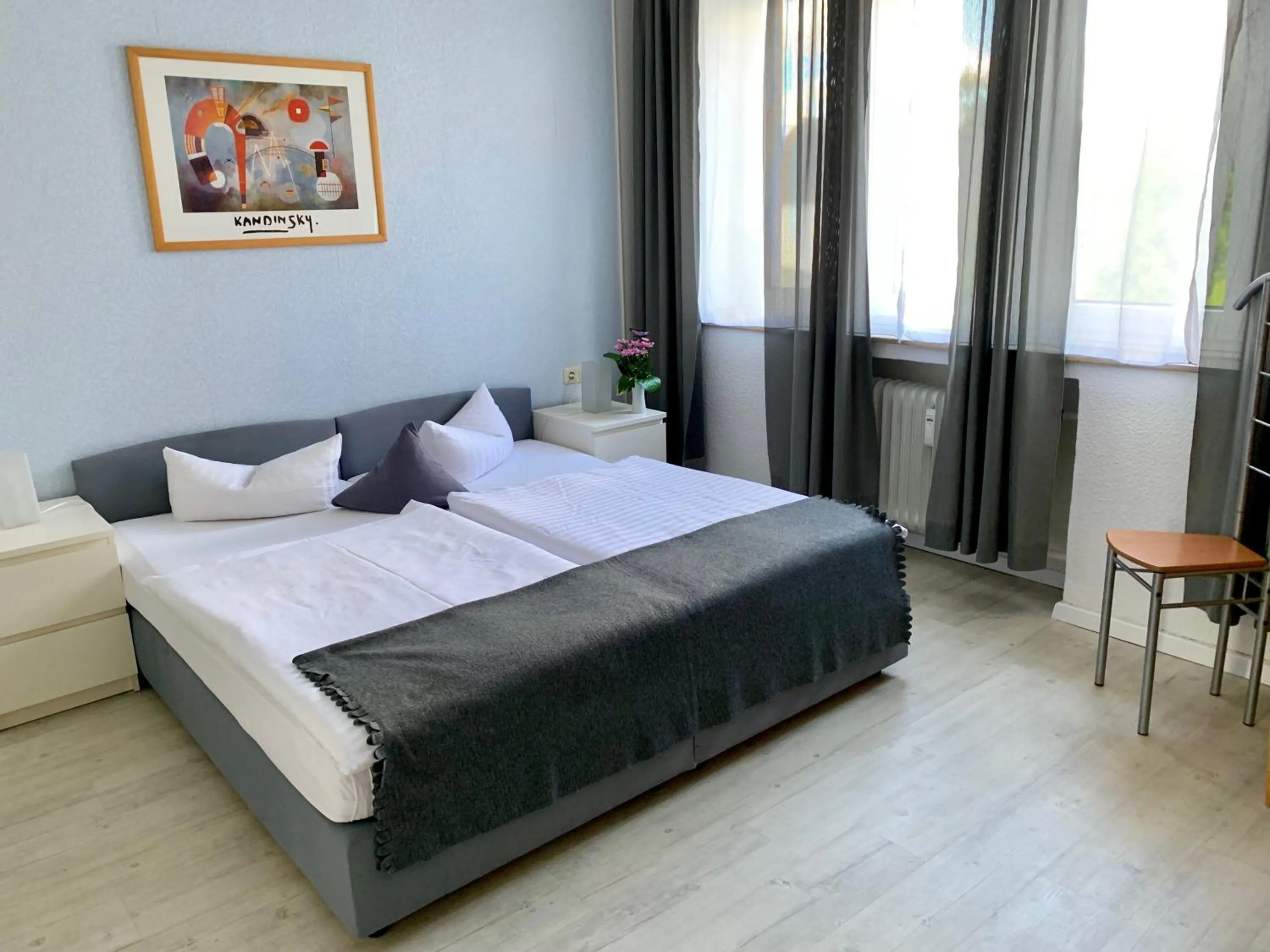 Photo of the whole room, Bed in Art Hotel Köln