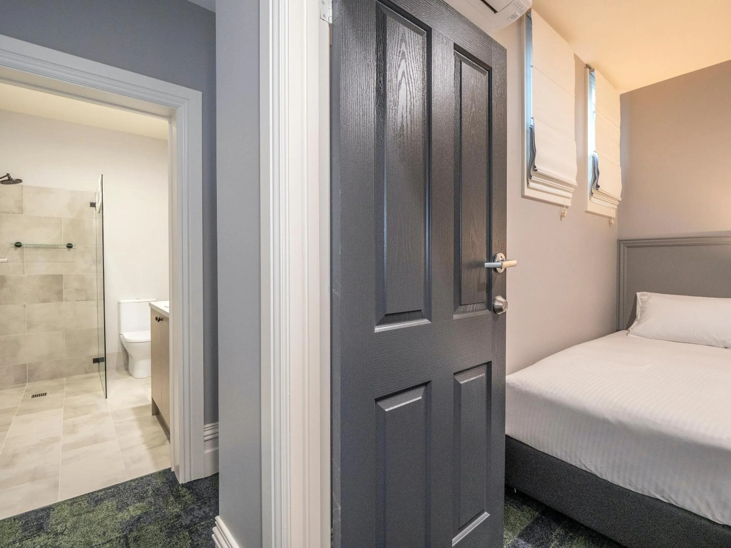 Bathroom, Bed in Telegraph Hotel Numurkah