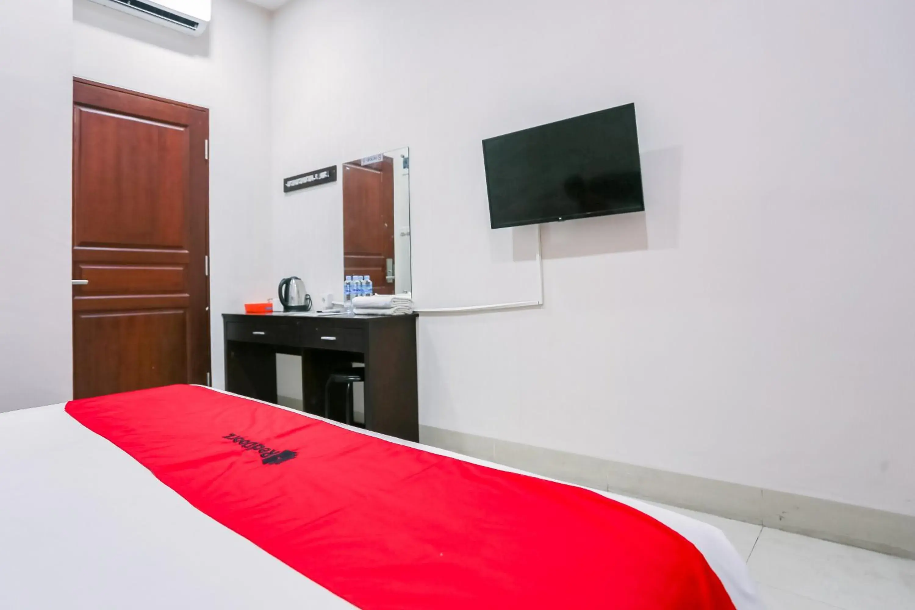 Bedroom, Bed in RedDoorz at Seindo Hotel Medan Bedroom, Bed in RedDoorz at Seindo Hotel Medan