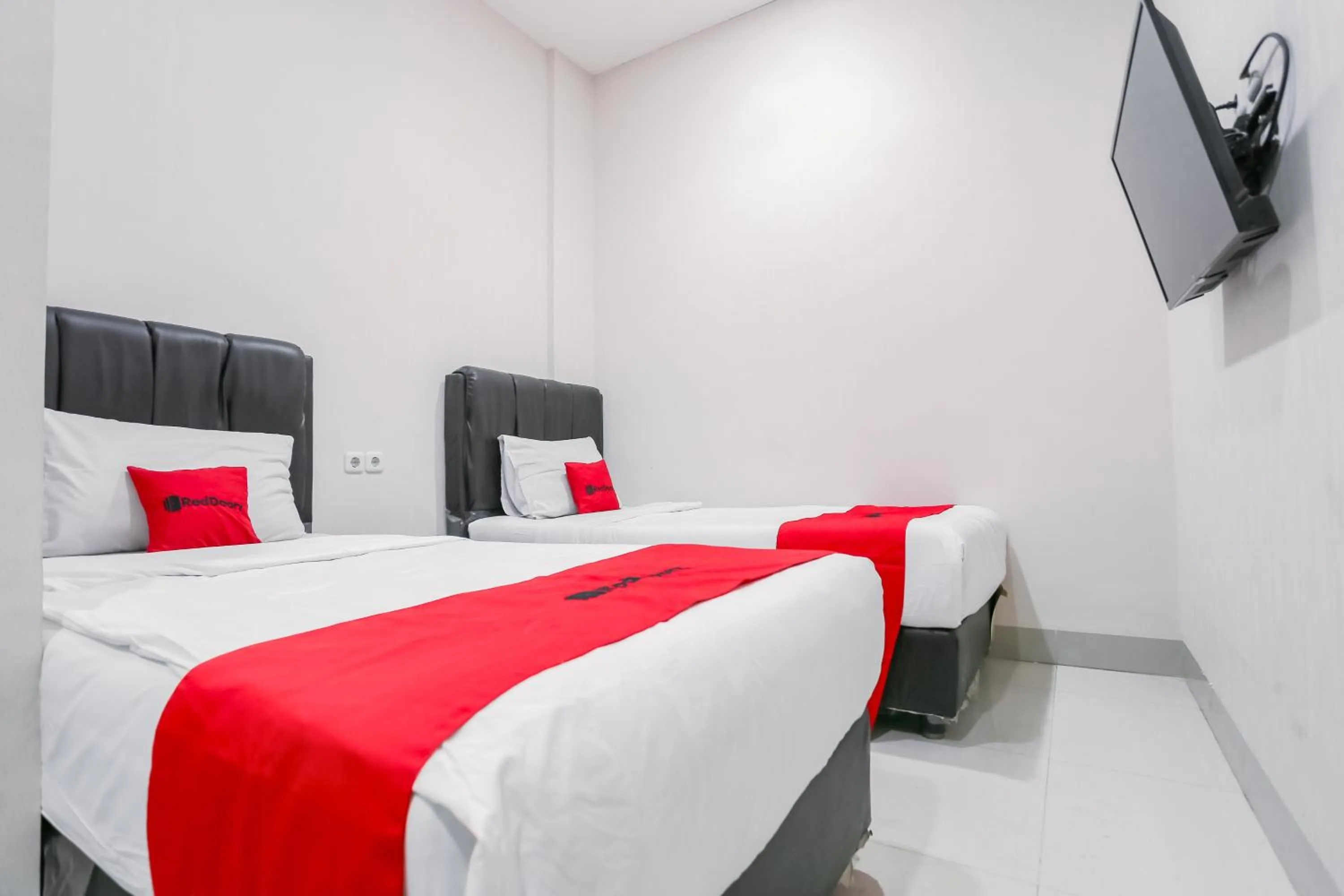 Bedroom, Bed in RedDoorz at Seindo Hotel Medan