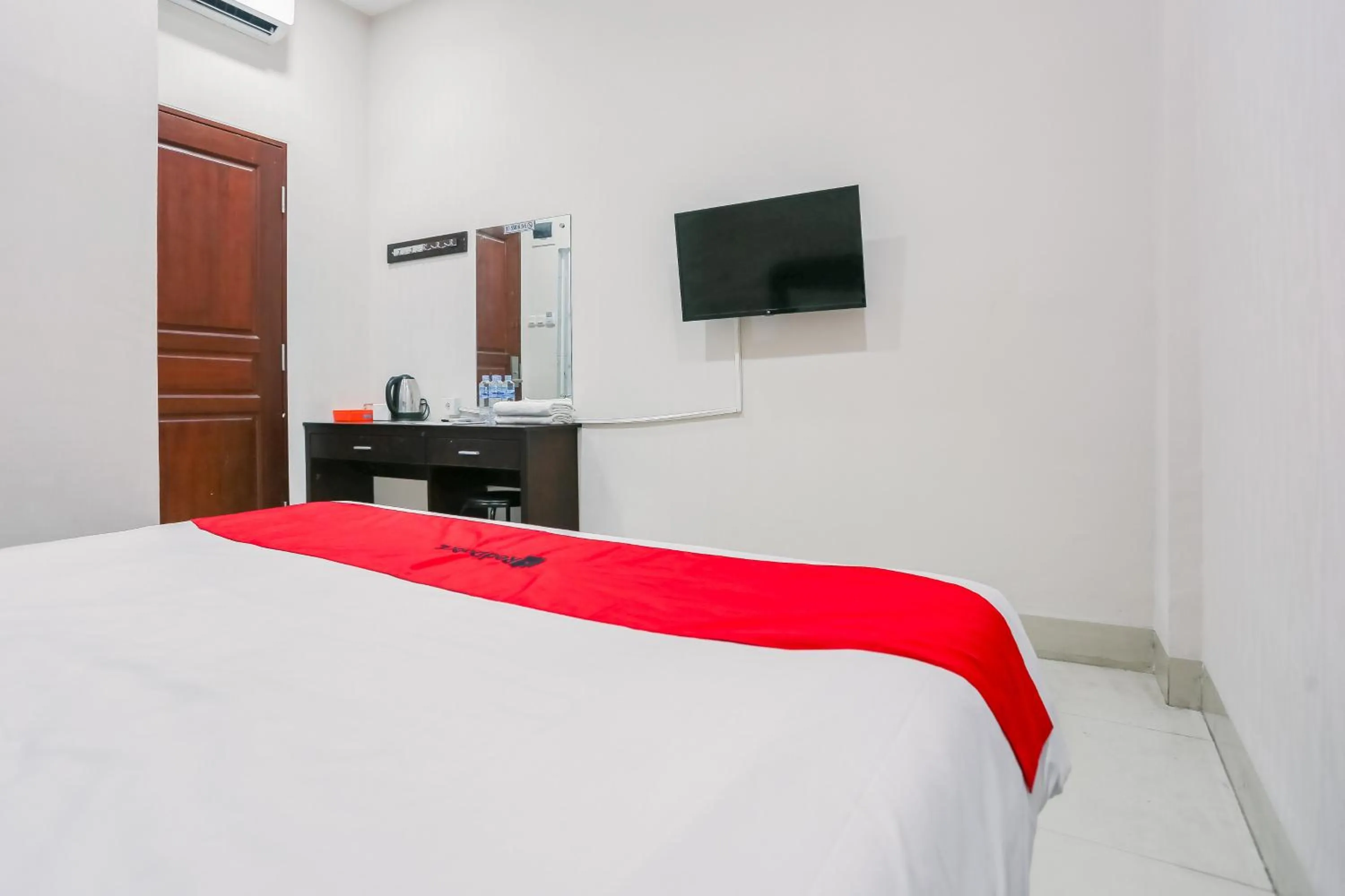 Bedroom, Bed in RedDoorz at Seindo Hotel Medan