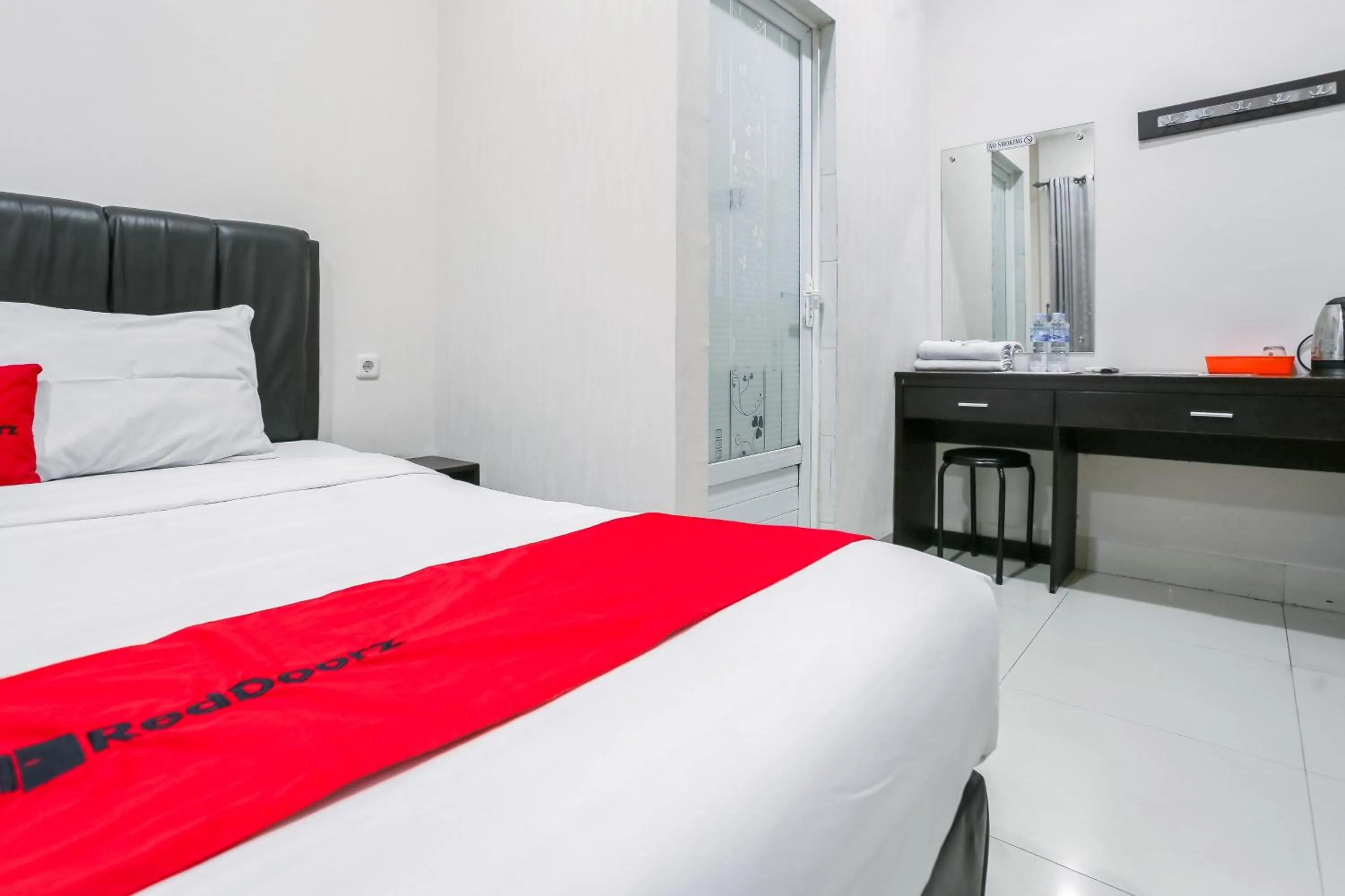 Bedroom, Bed in RedDoorz at Seindo Hotel Medan