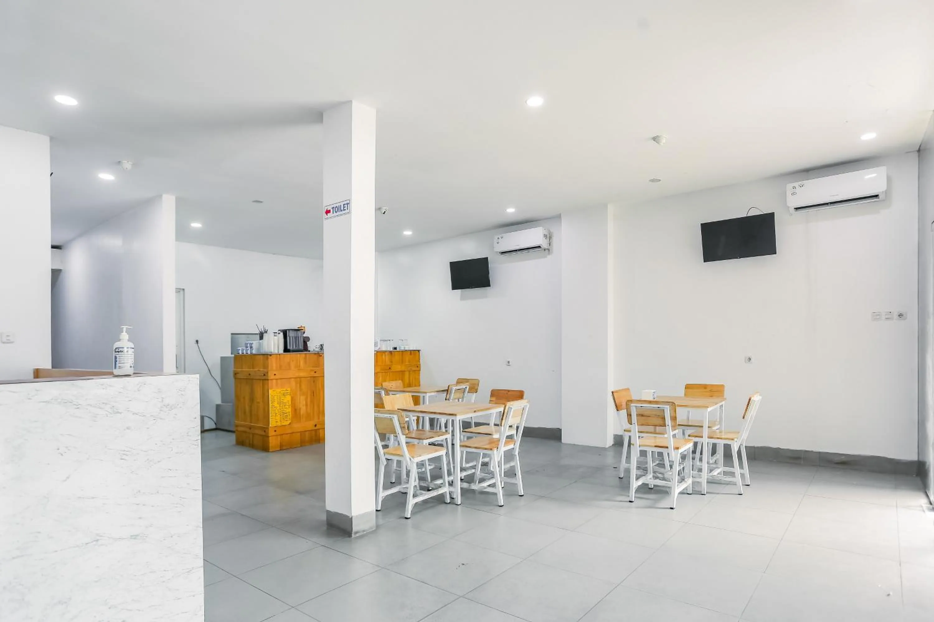 Seating area in RedDoorz at Seindo Hotel Medan