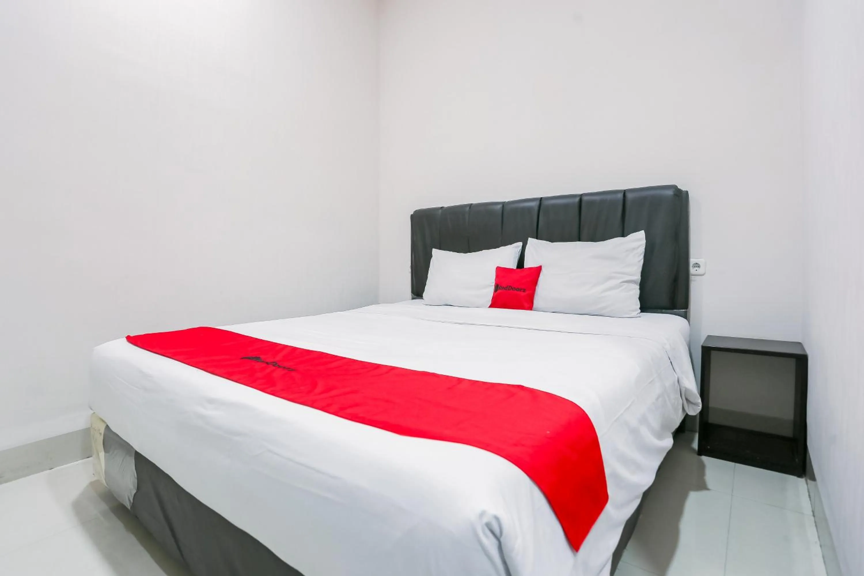 Bedroom, Bed in RedDoorz at Seindo Hotel Medan
