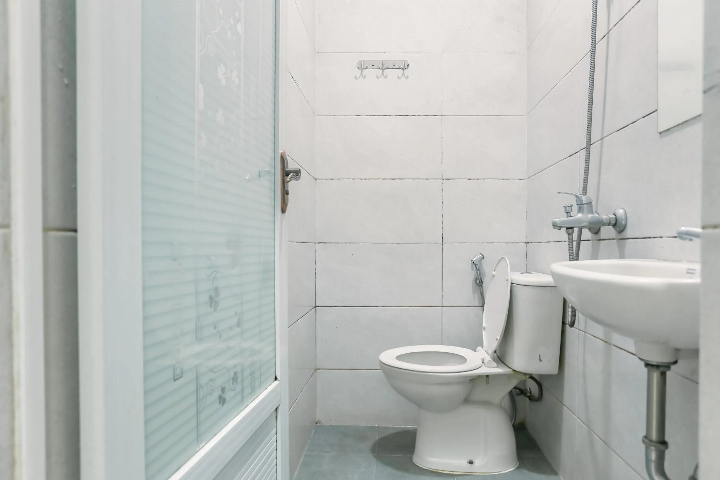 Bathroom in RedDoorz at Seindo Hotel Medan