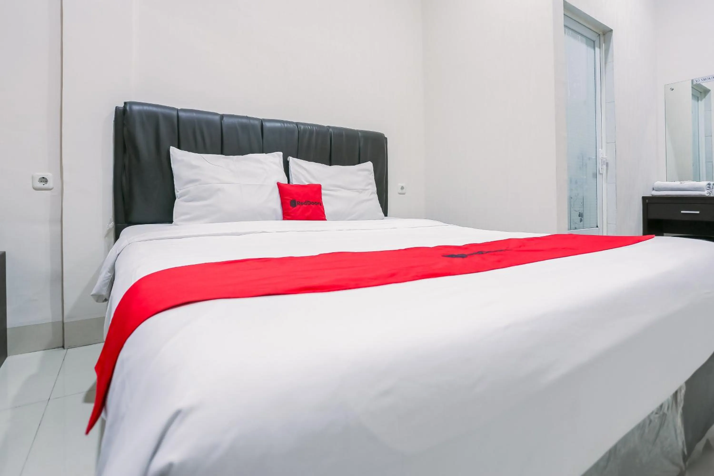 Bedroom, Bed in RedDoorz at Seindo Hotel Medan
