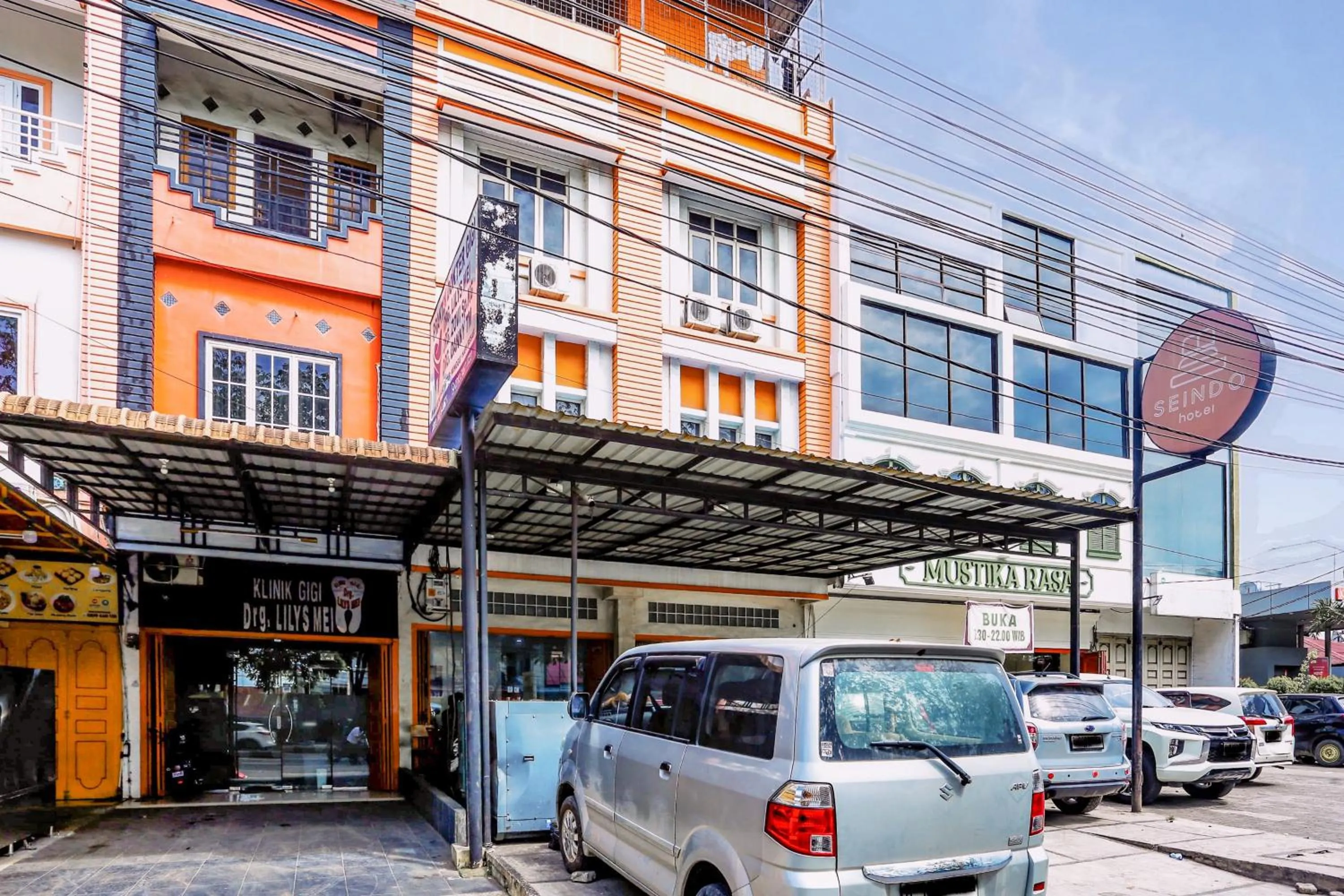 Facade/entrance in RedDoorz at Seindo Hotel Medan