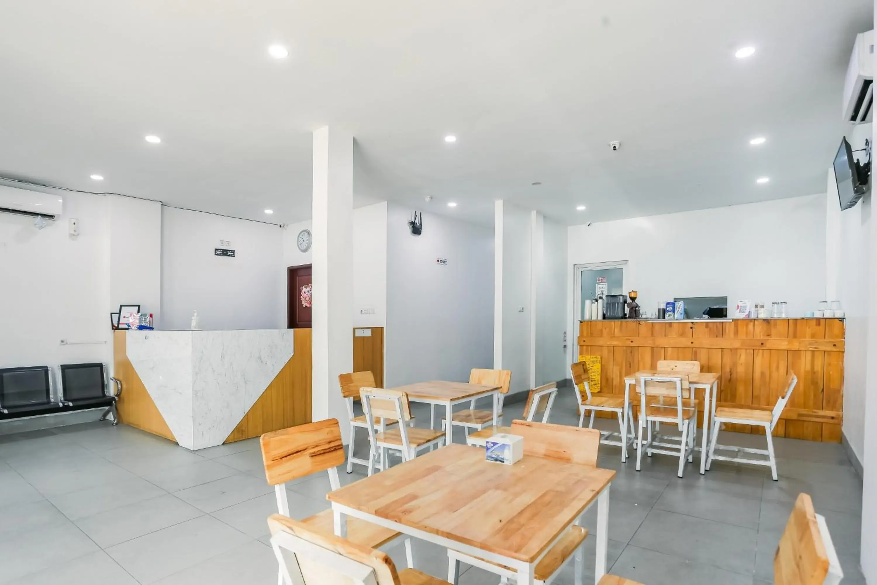 Lobby or reception in RedDoorz at Seindo Hotel Medan Lobby or reception in RedDoorz at Seindo Hotel Medan