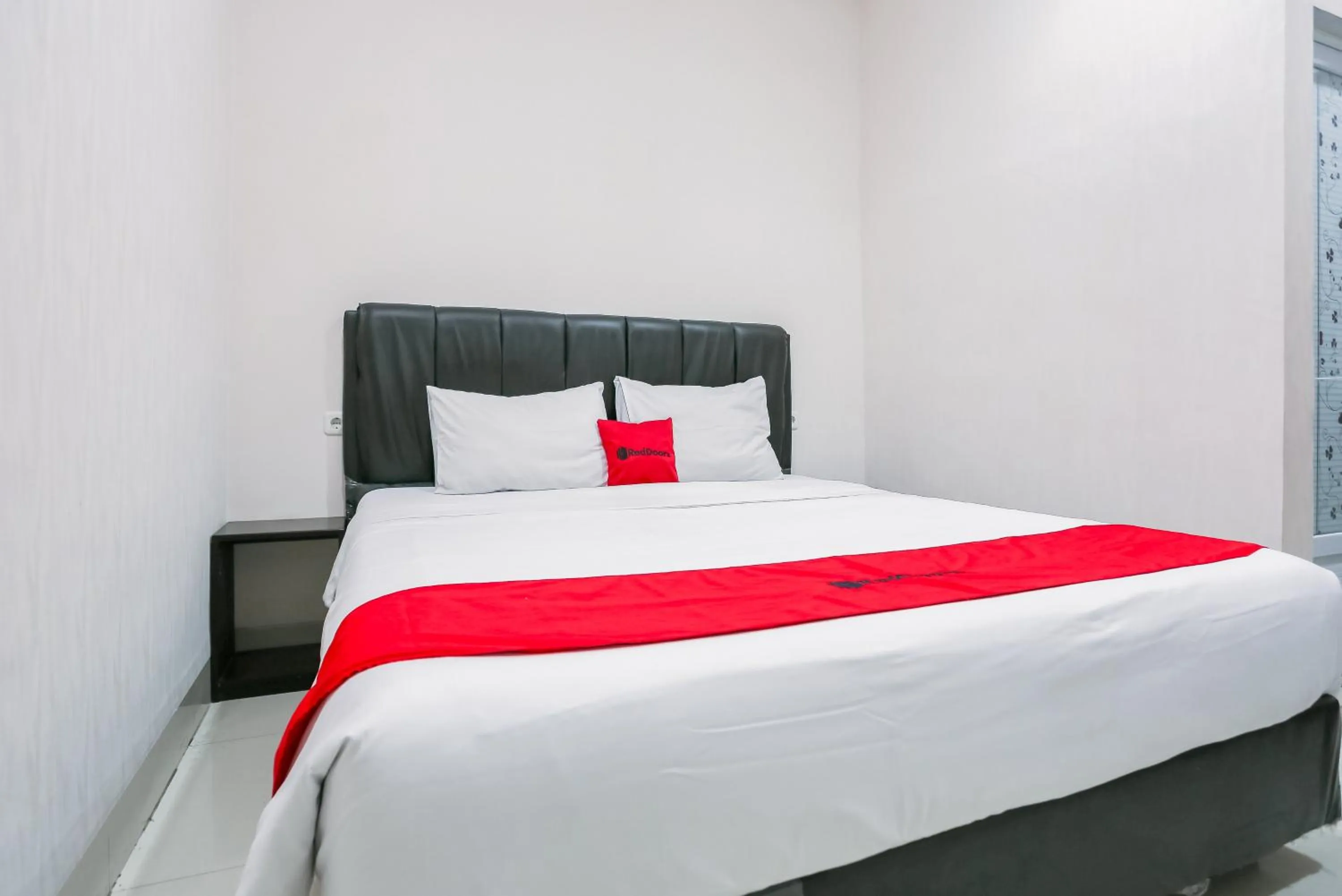 Bedroom, Bed in RedDoorz at Seindo Hotel Medan