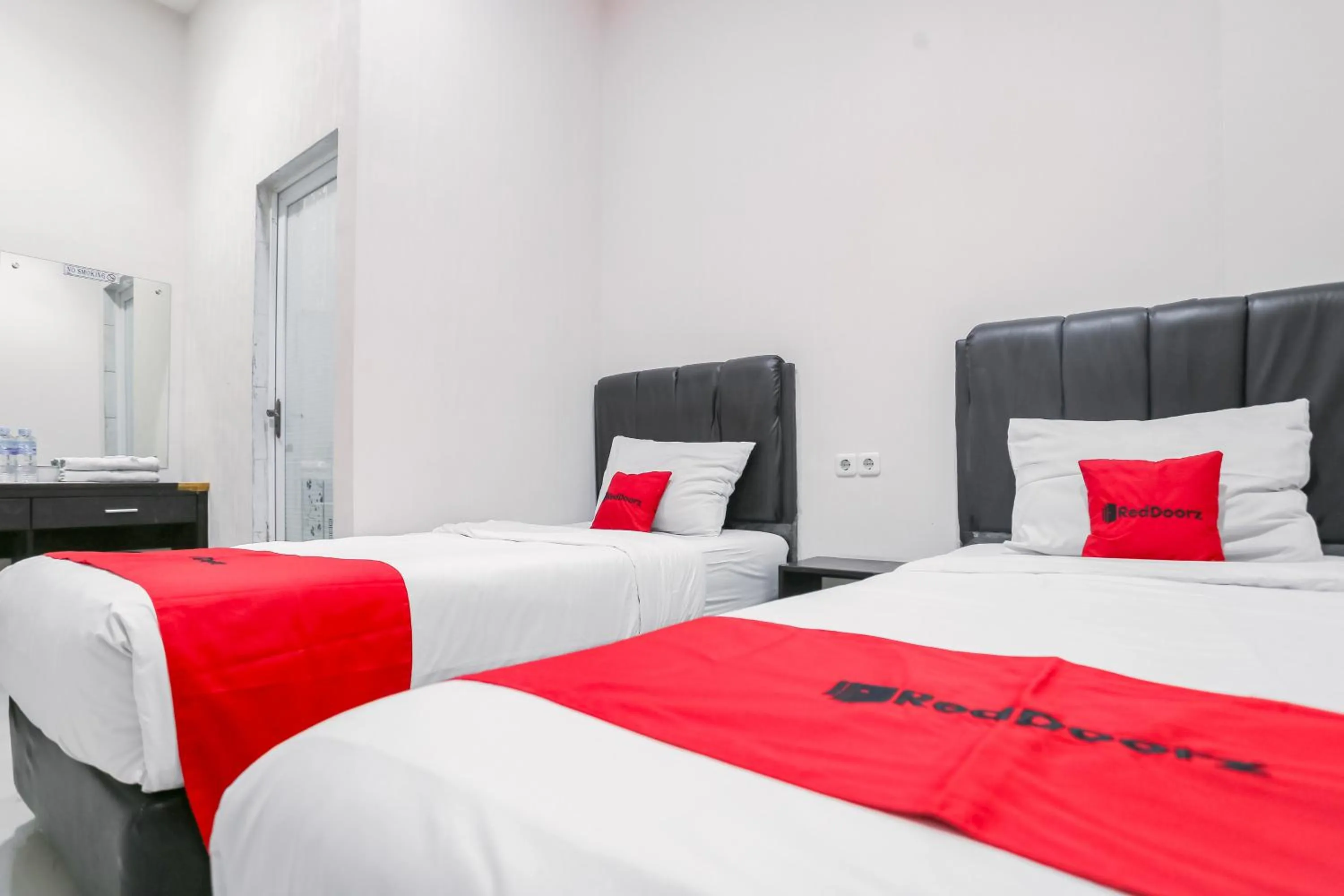 Bedroom, Bed in RedDoorz at Seindo Hotel Medan