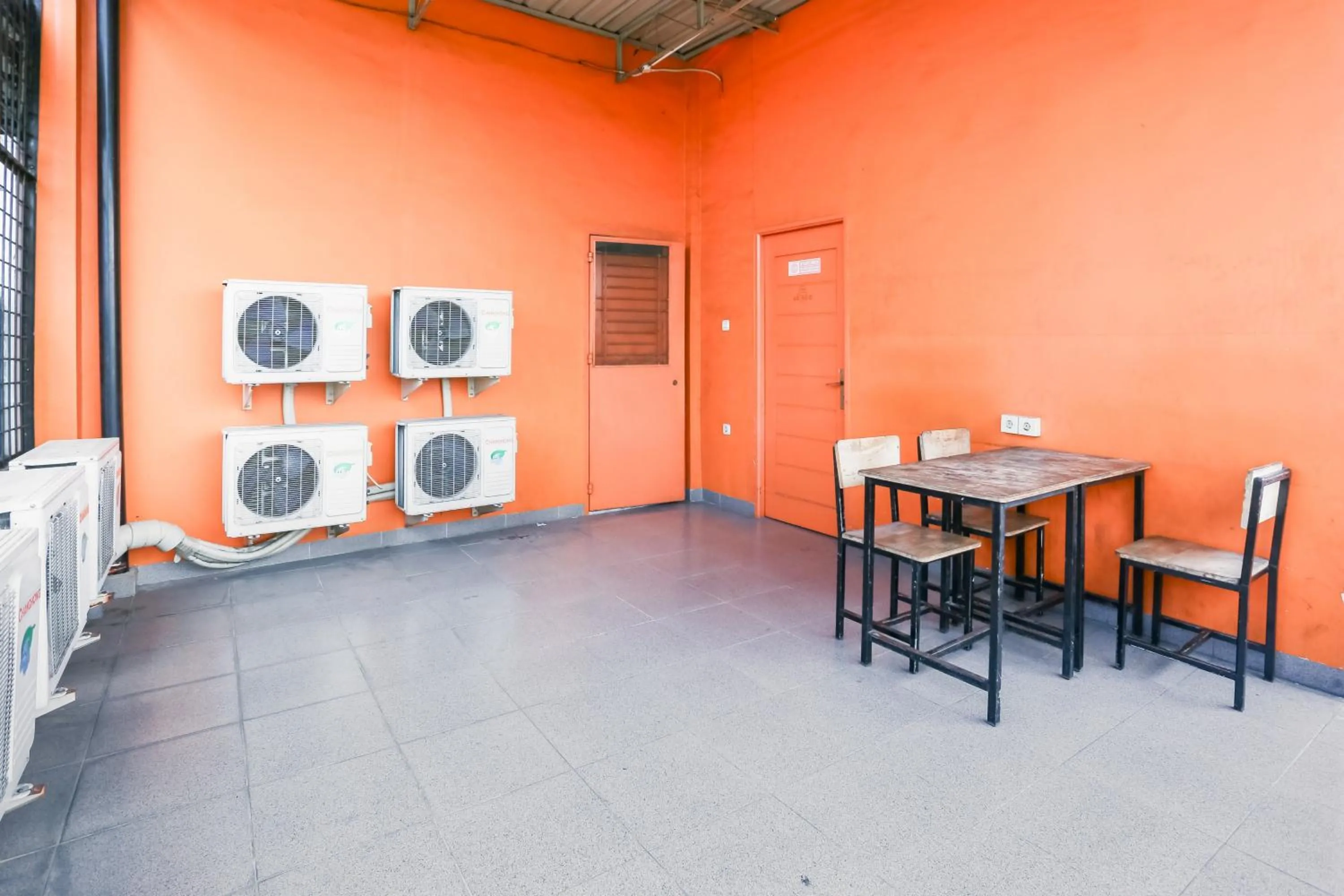 Seating area in RedDoorz at Seindo Hotel Medan