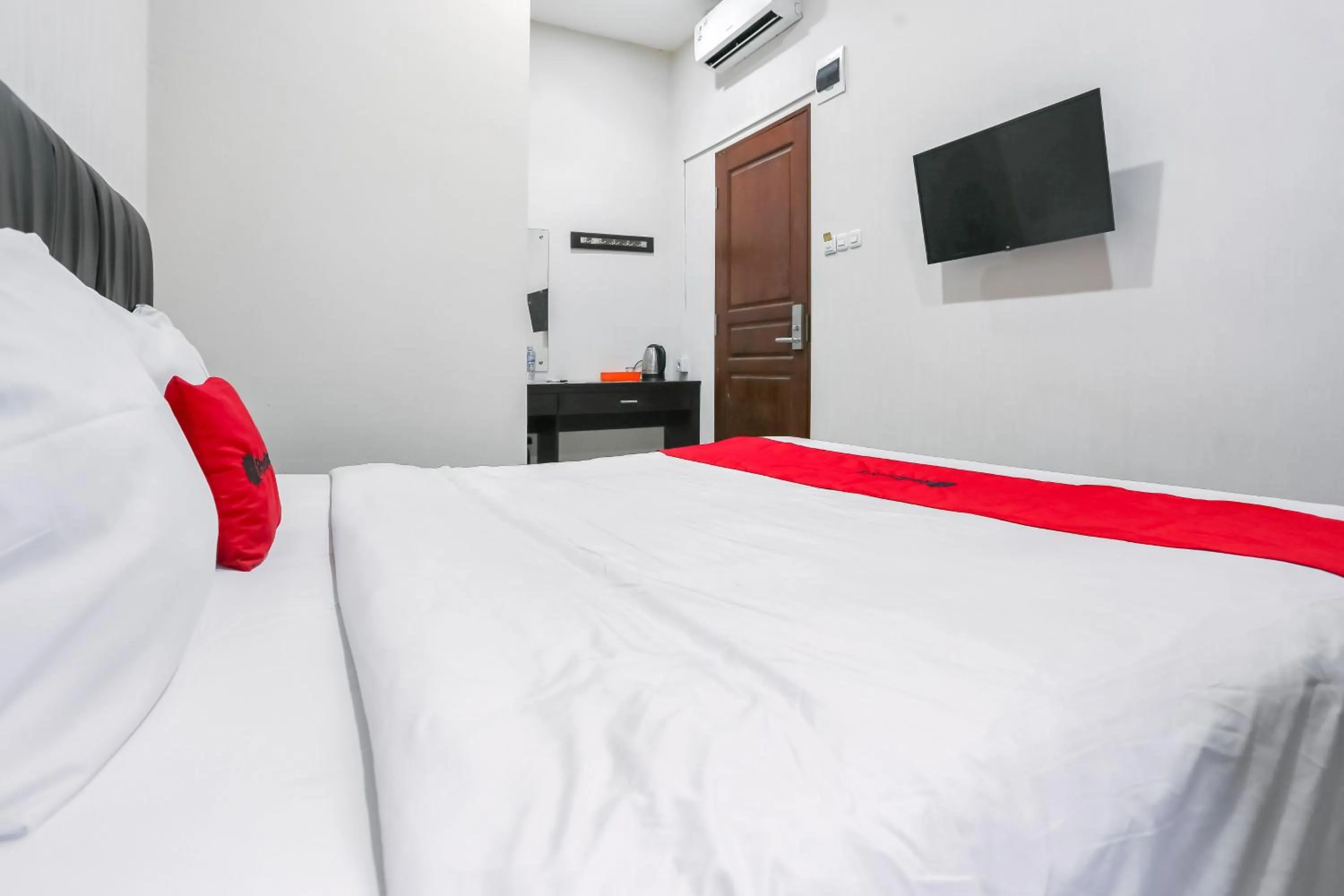 Bedroom, Bed in RedDoorz at Seindo Hotel Medan