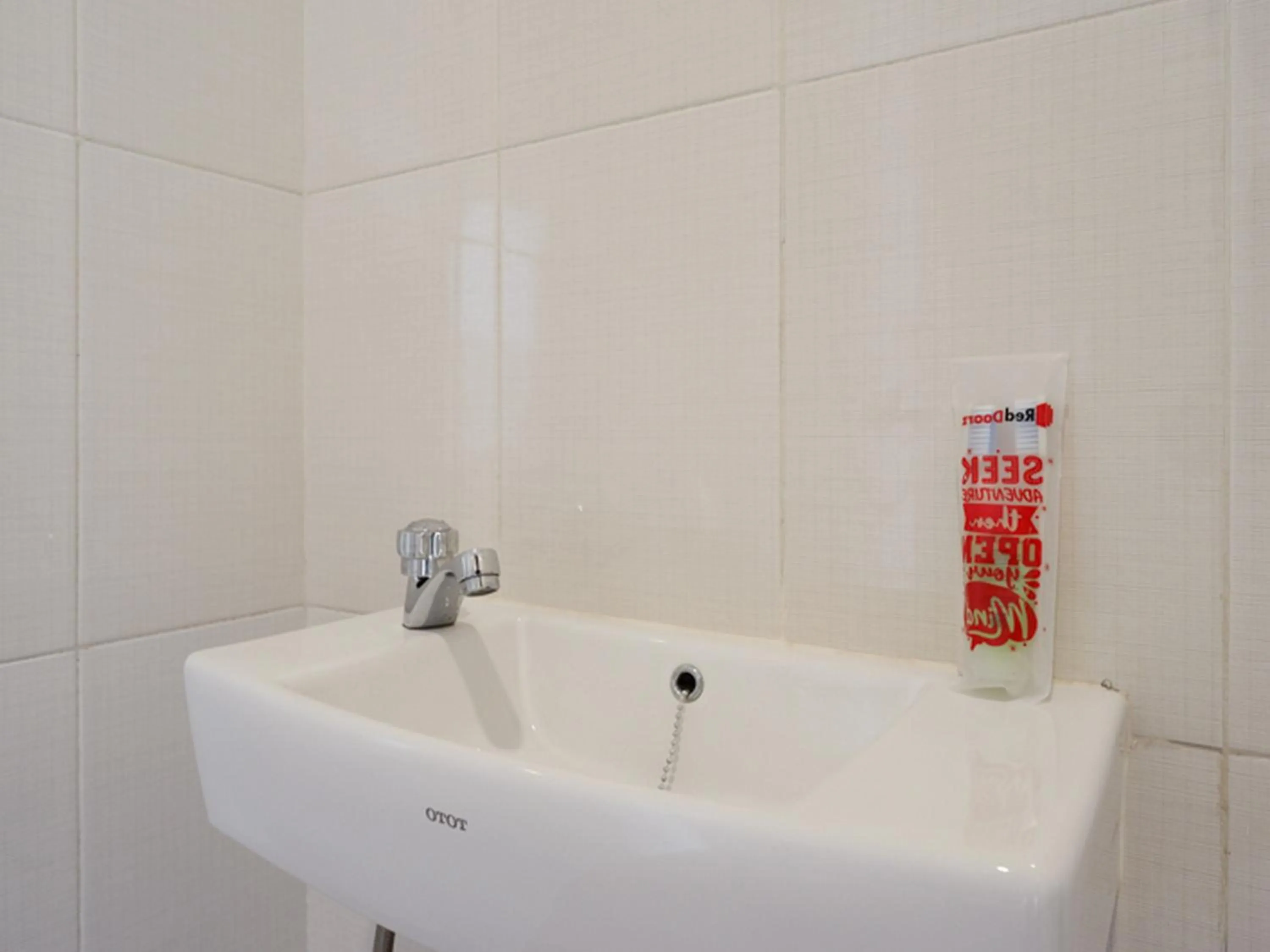 Bathroom in RedDoorz near Exit Tol Banyumanik 2