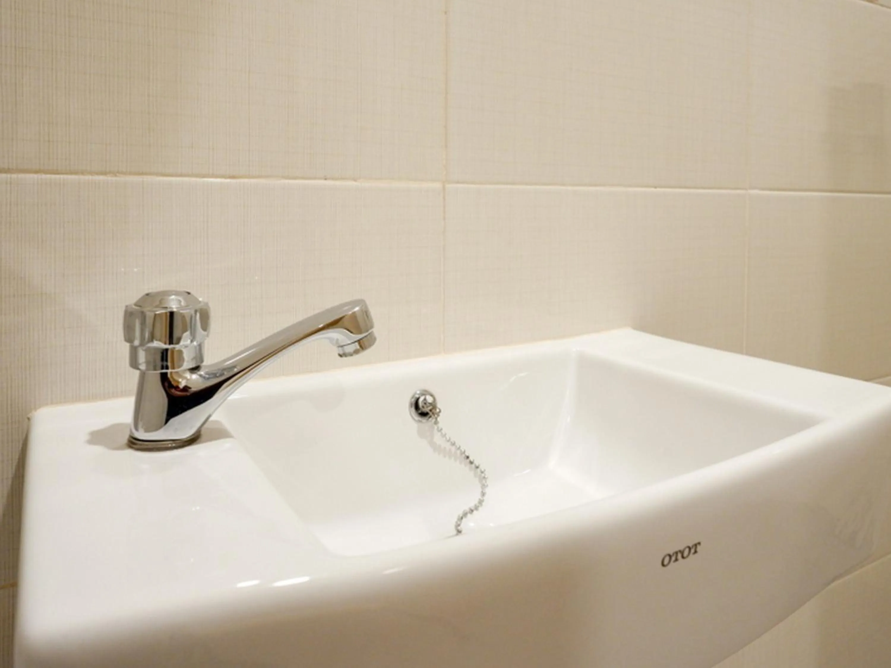 Bathroom in RedDoorz near Exit Tol Banyumanik 2