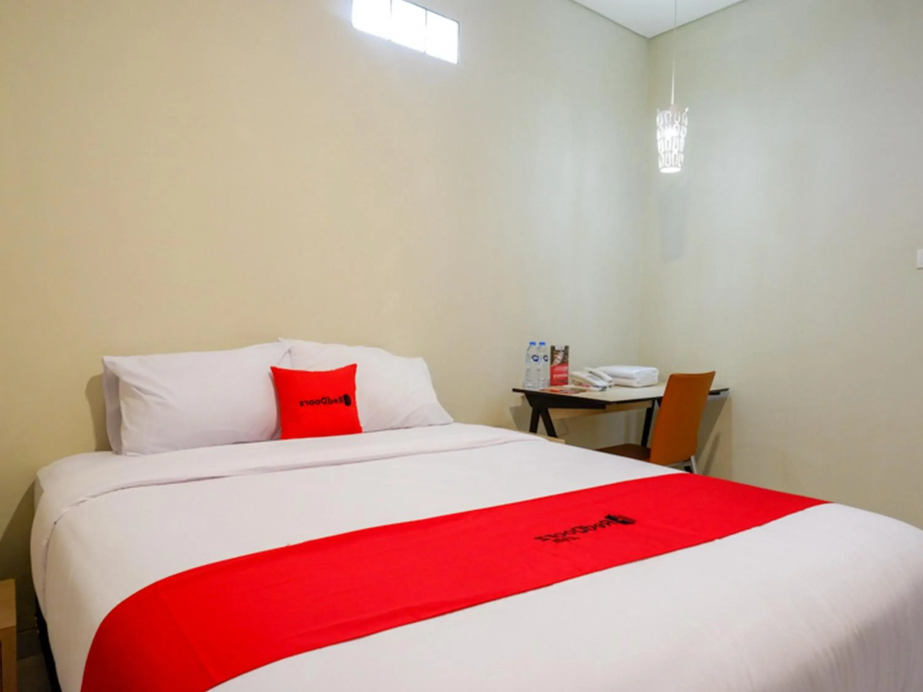 Double Room in RedDoorz near Exit Tol Banyumanik 2 Double Room in RedDoorz near Exit Tol Banyumanik 2
