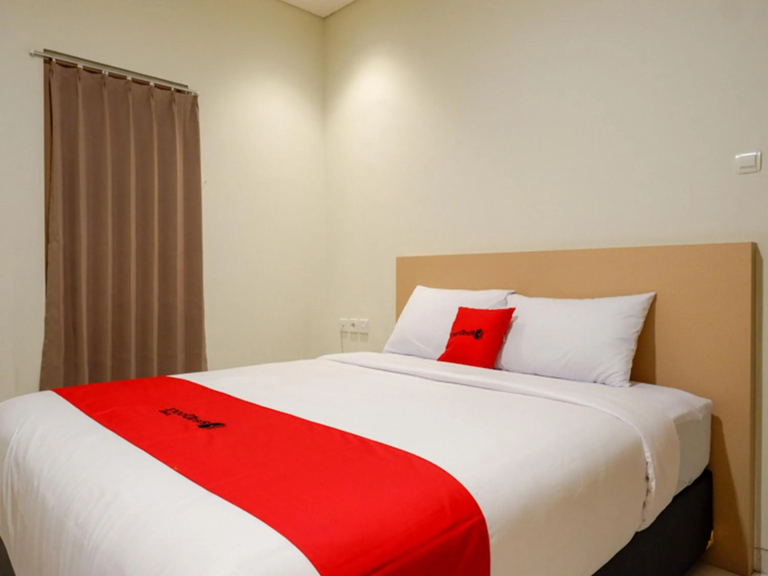 Superior Double Room in RedDoorz near Exit Tol Banyumanik 2 Superior Double Room in RedDoorz near Exit Tol Banyumanik 2
