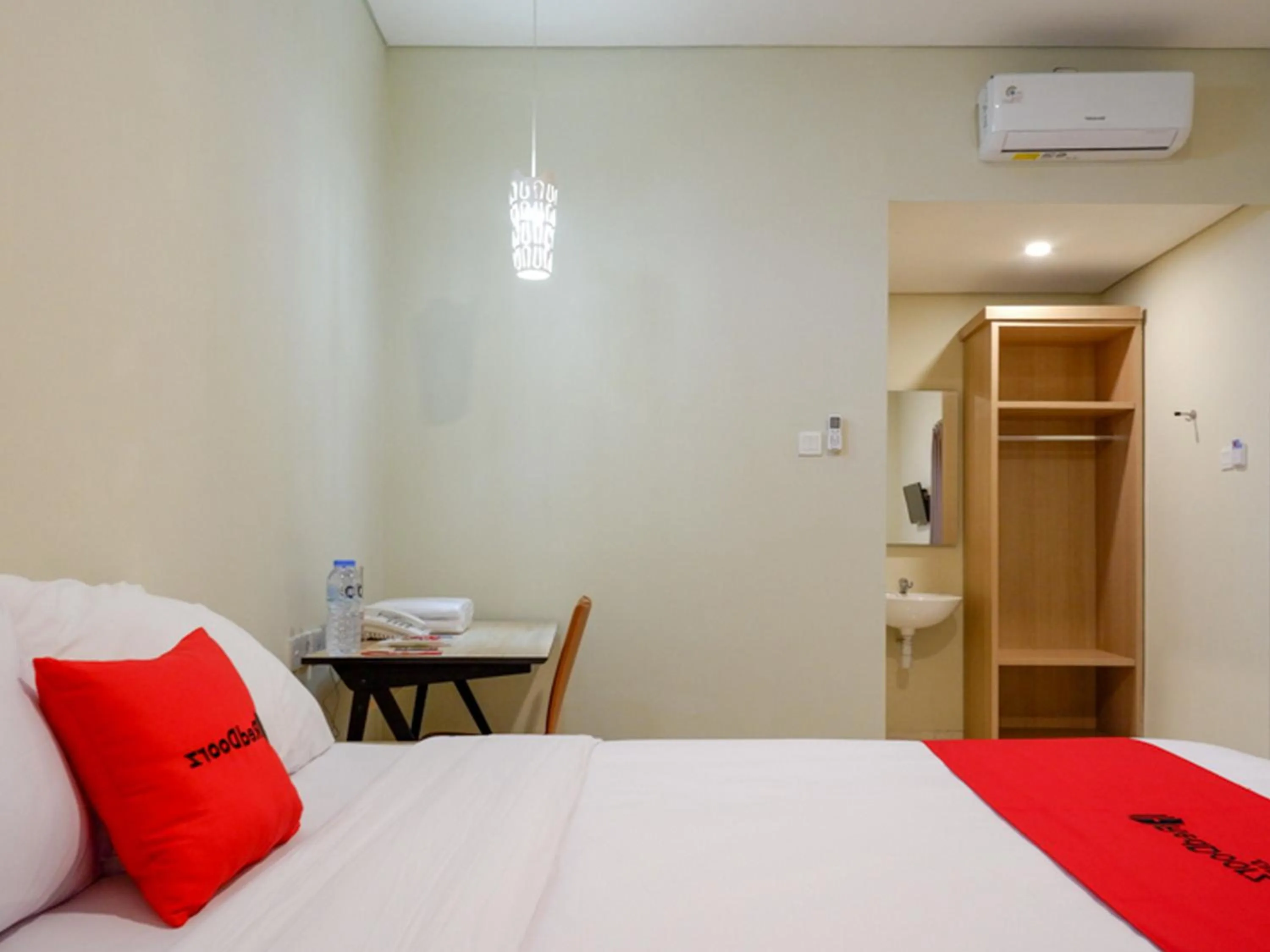 Bed in RedDoorz near Exit Tol Banyumanik 2