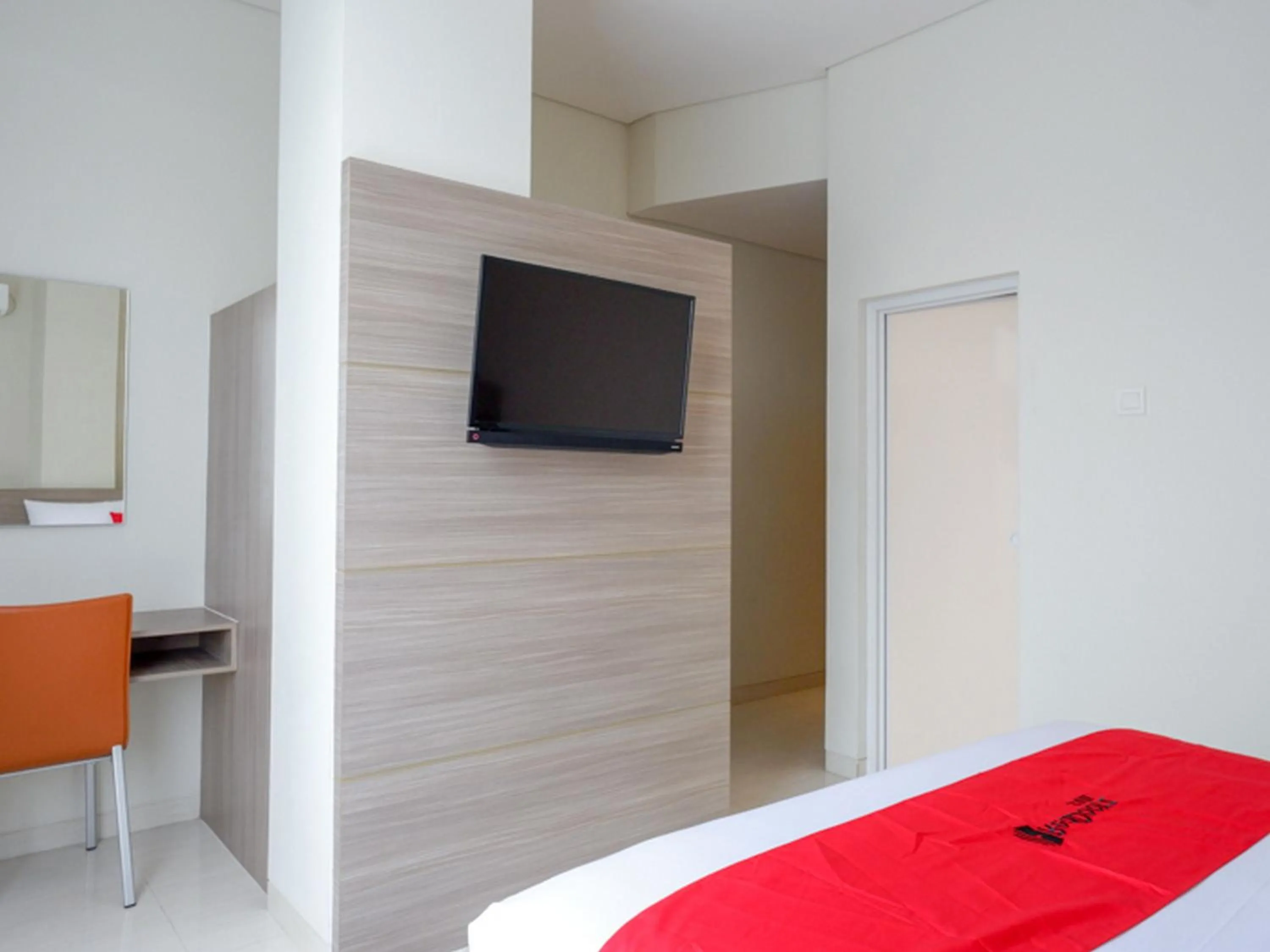 Bedroom, Bed in RedDoorz near Exit Tol Banyumanik 2