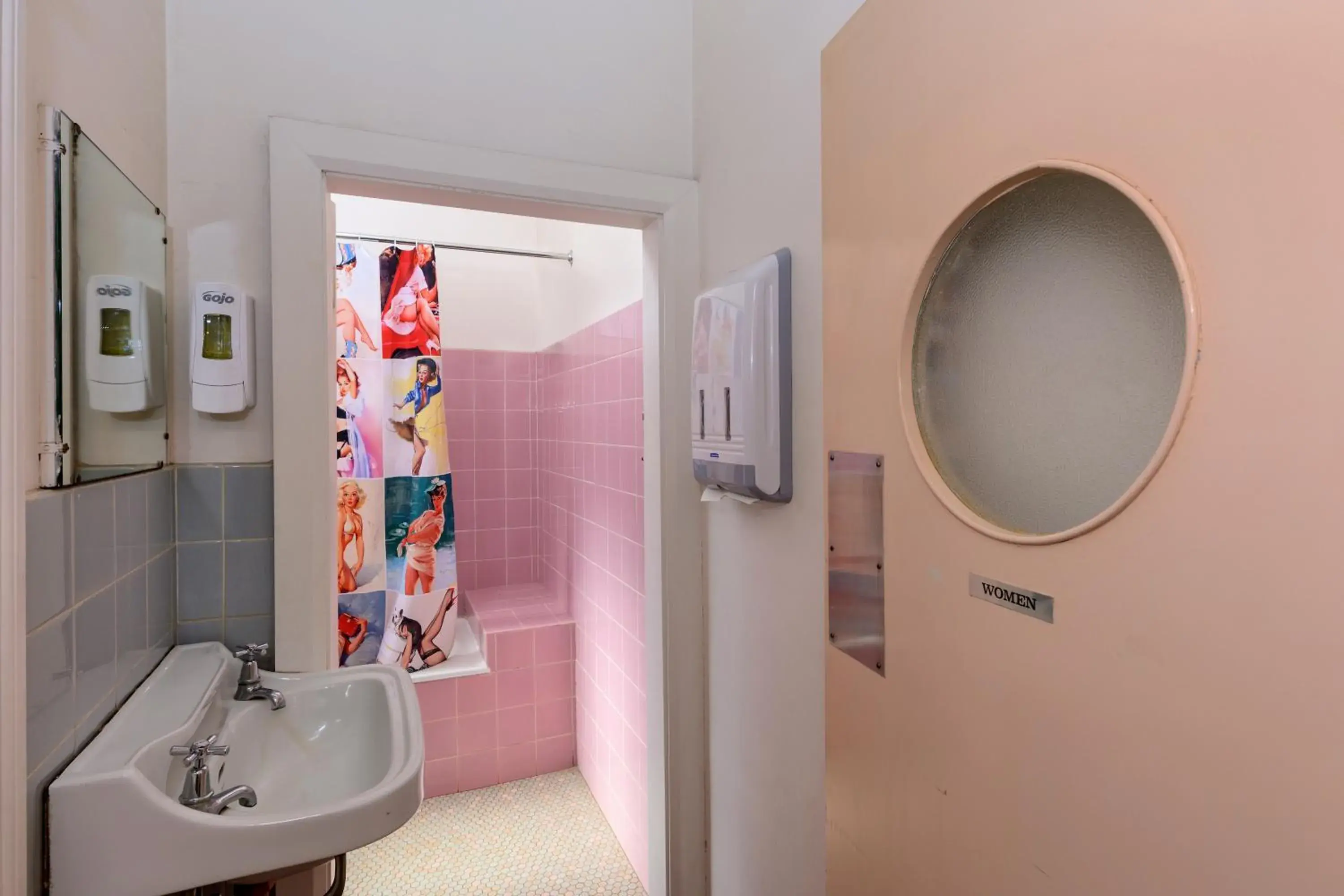Budget Double Room with Shared Bathroom in Commercial Travellers House Budget Double Room with Shared Bathroom in Commercial Travellers House