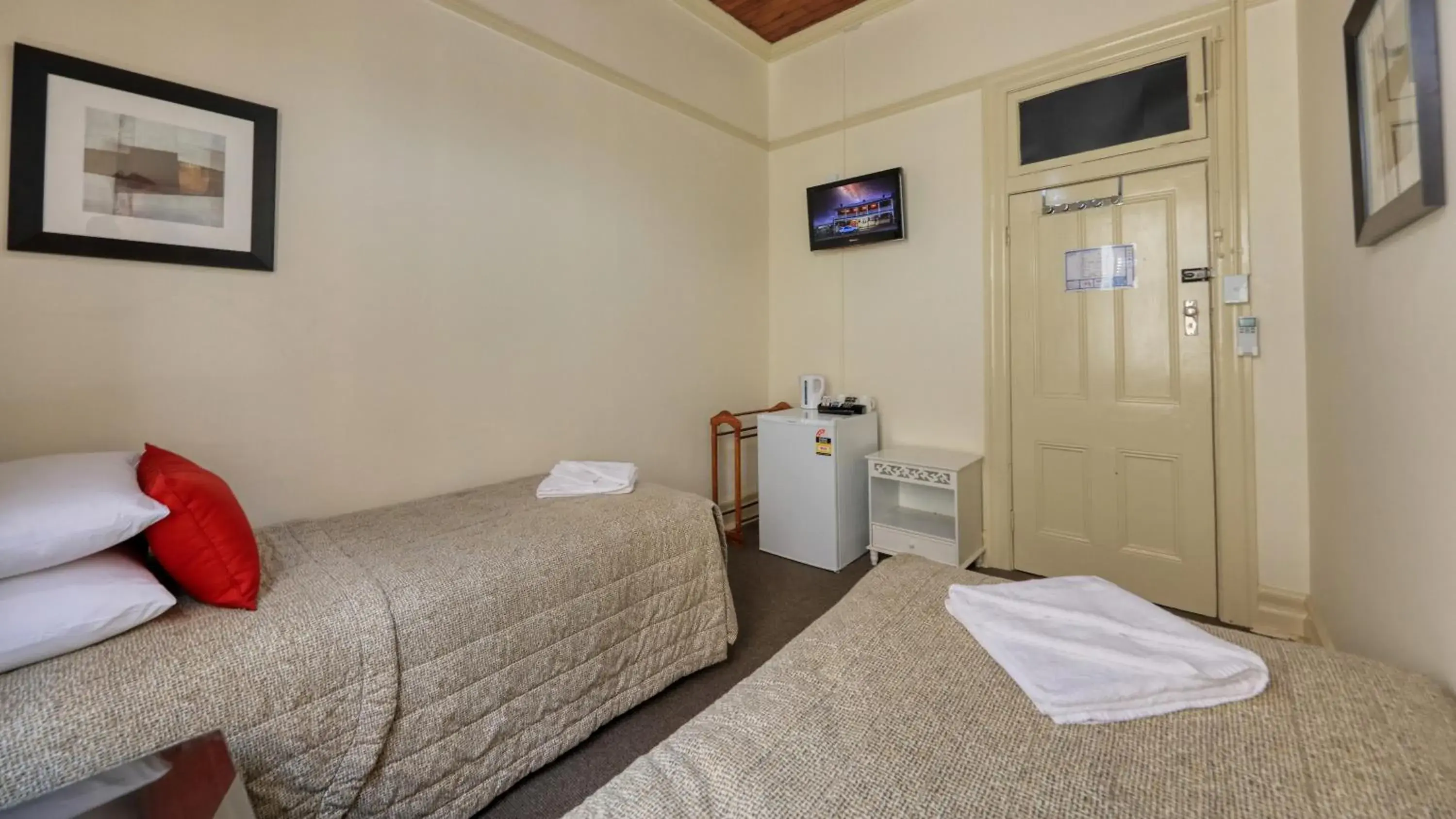 Budget Twin Room with Shared Bathroom in Commercial Travellers House Budget Twin Room with Shared Bathroom in Commercial Travellers House